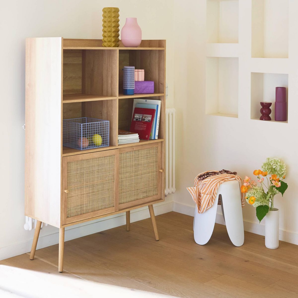 SWEEEK Etagère bibliothèque 5 étagères. 2 portes coulissantes. effet bois et cannage