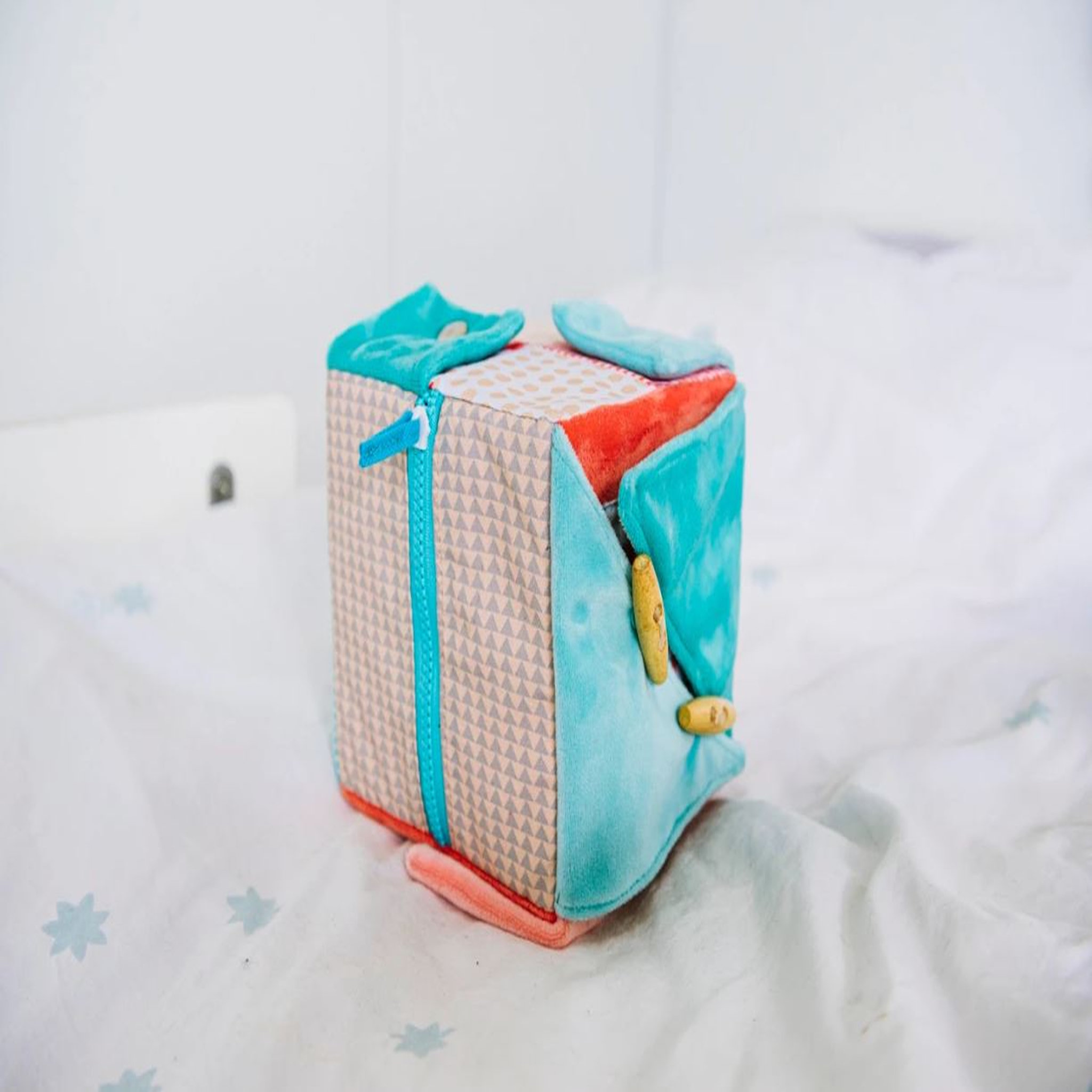Voir la diapositive 4 : One Two Fun Mon cube de motricité Montessori