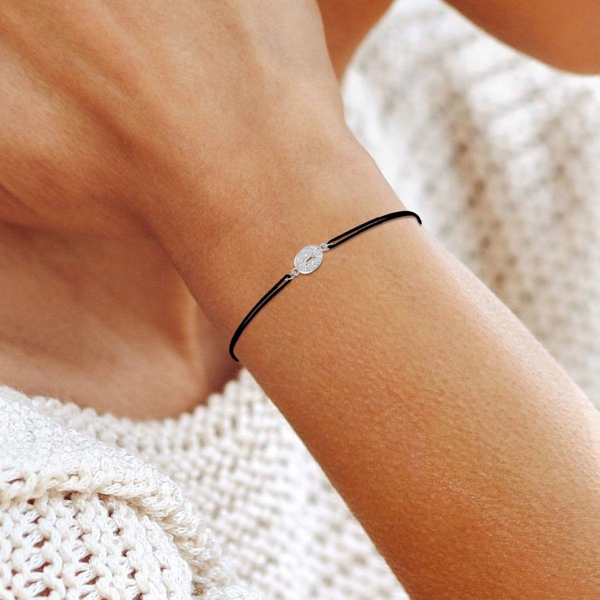 Voir la diapositive 2 : SC CRYSTAL Bracelet lettre O élastique noir SC Crystal orné de Cristaux scintillants