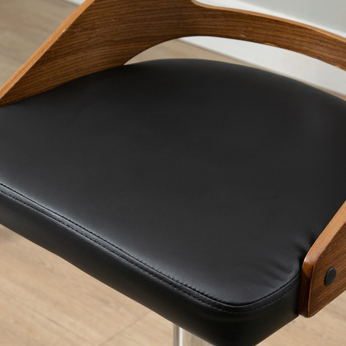 HOMCOM Lot de 2 tabourets de bar design contemporain hauteur d'assise réglable pivotant 360° revêtement synthétique noir dossier ajouré aspect bois