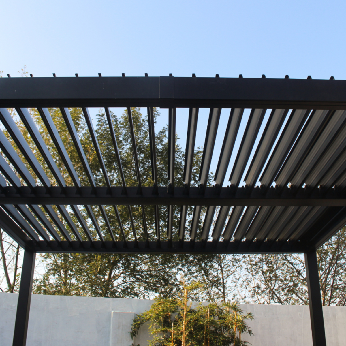CONCEPT USINE Pergola bioclimatique 4x3m structure en aluminium noir HYDRA