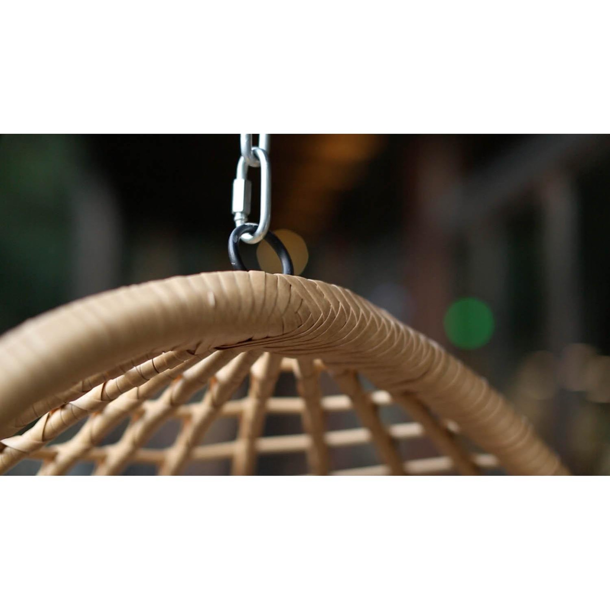 Voir la diapositive 3 : CONCEPT USINE Fauteuil suspendu en résine tressée beige et noir AUROA