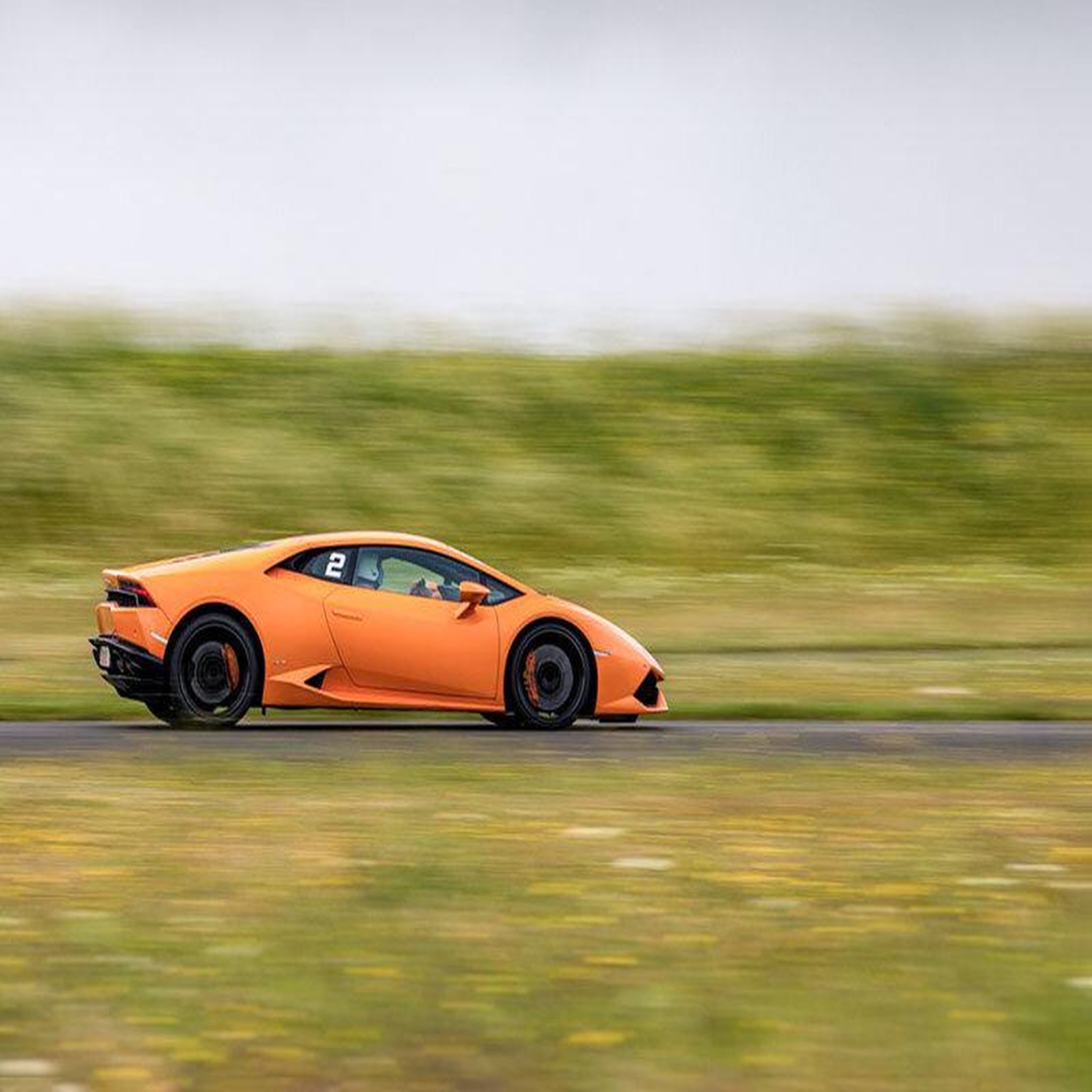 Voir la diapositive 4 : Smartbox Stage de pilotage : 2 tours au volant ou en passager en Lamborghini Huracán sur circuit - Coffret Cadeau Sport & Aventure