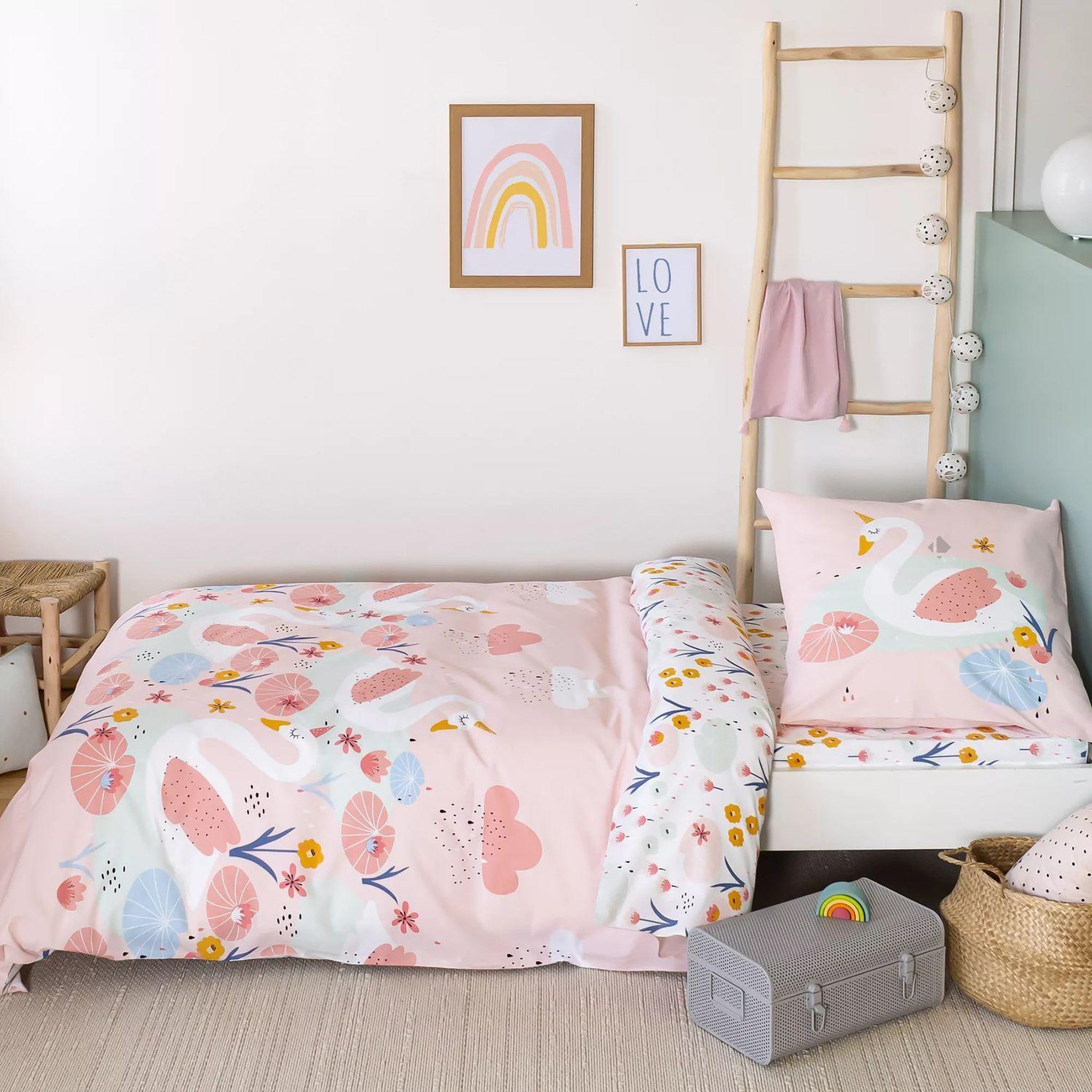 Voir la diapositive 3 : COTE DECO Parure de lit enfant cygne - coton 57 fils/cm² - 140 x 200 cm - rose
