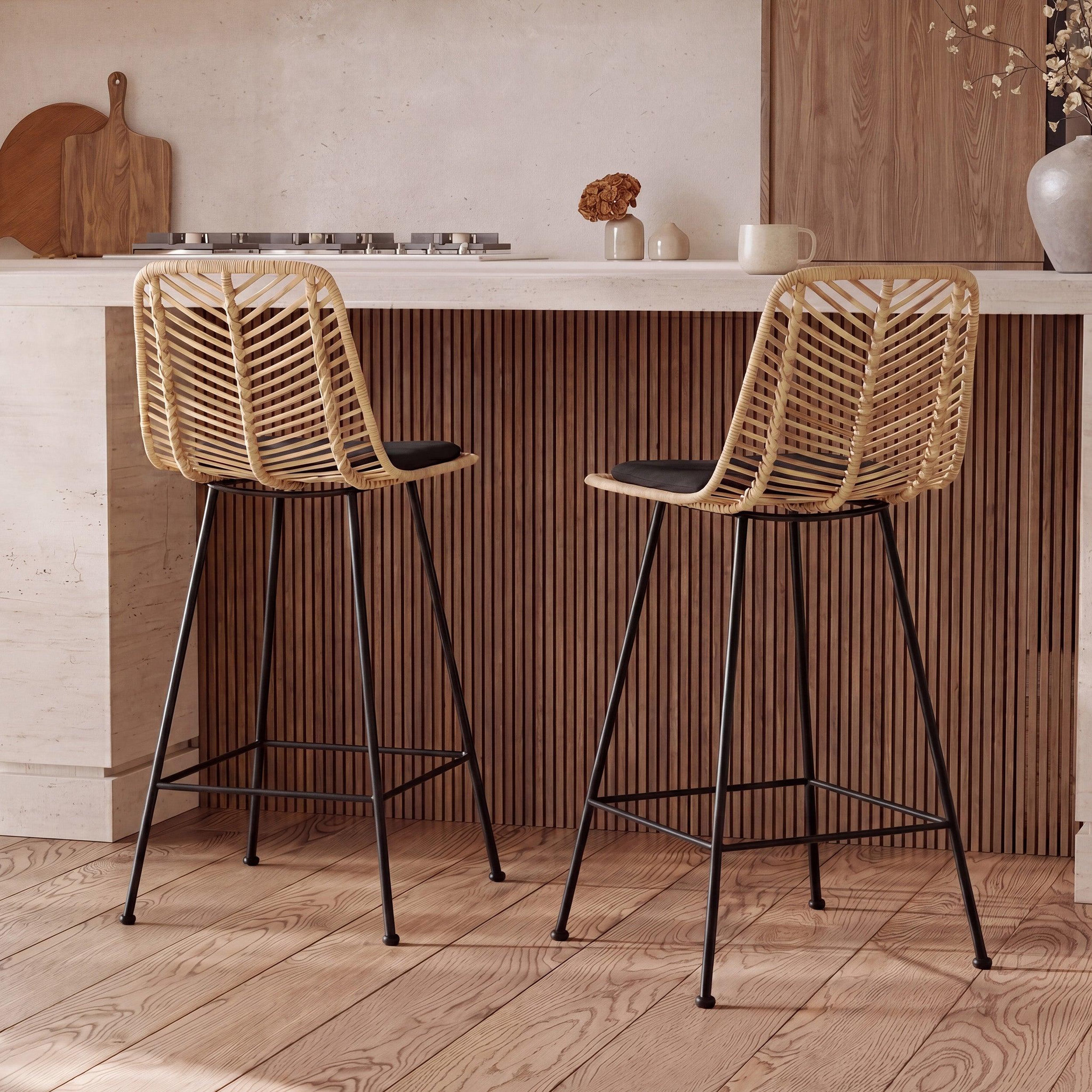 Voir la diapositive 2 : MAISON PAVANE Lot de 2 chaises pour îlot central 66 cm en rotin naturel et noir-tamara