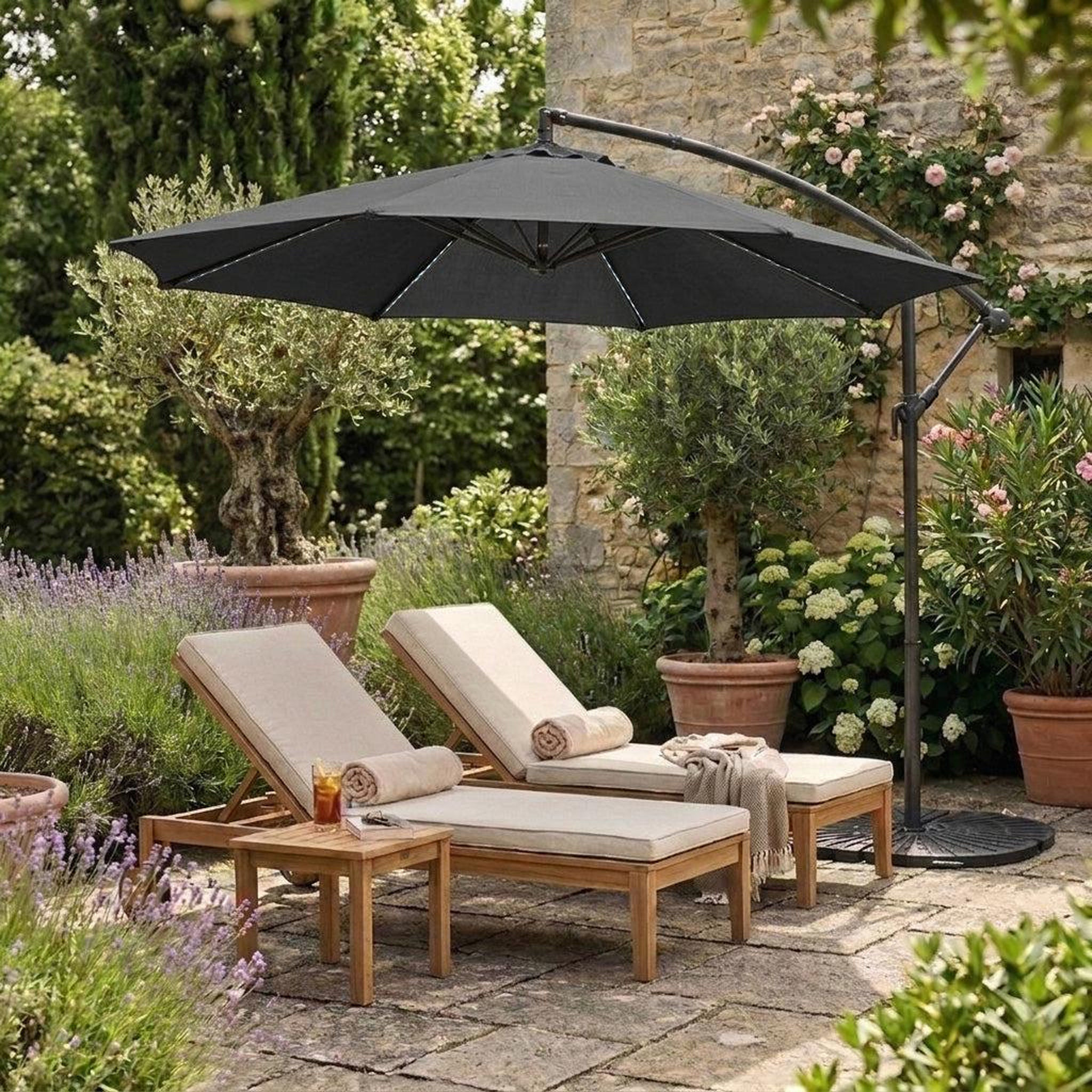 Voir la diapositive 4 : Monster Parasol Banane à Mât Déporté à LED 3 m & 4 Pieds en Éventail