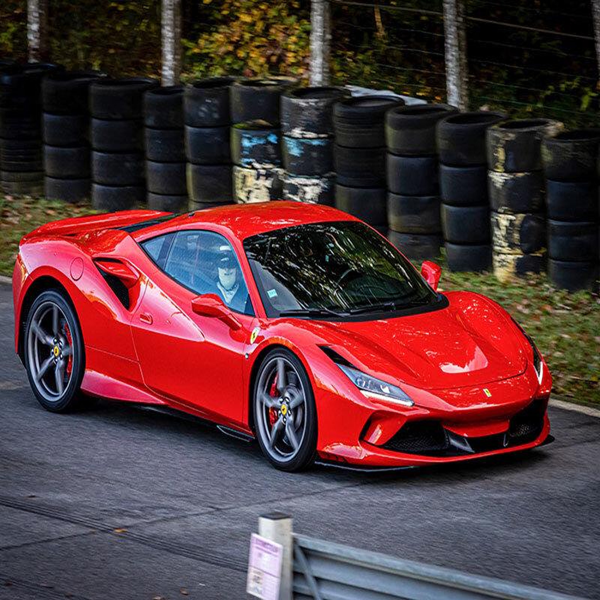 Voir la diapositive 3 : Smartbox Stage de pilotage : 2 tours sur le circuit de la ferté-gaucher en ferrari f8 tributo - coffret cadeau sport & aventure