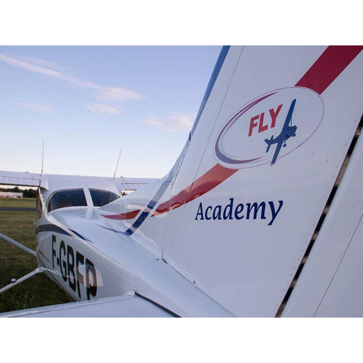 Smartbox Vol d'initiation de 30 min avec prise de commandes pour 2 personnes près de Paris - Coffret Cadeau Sport & Aventure