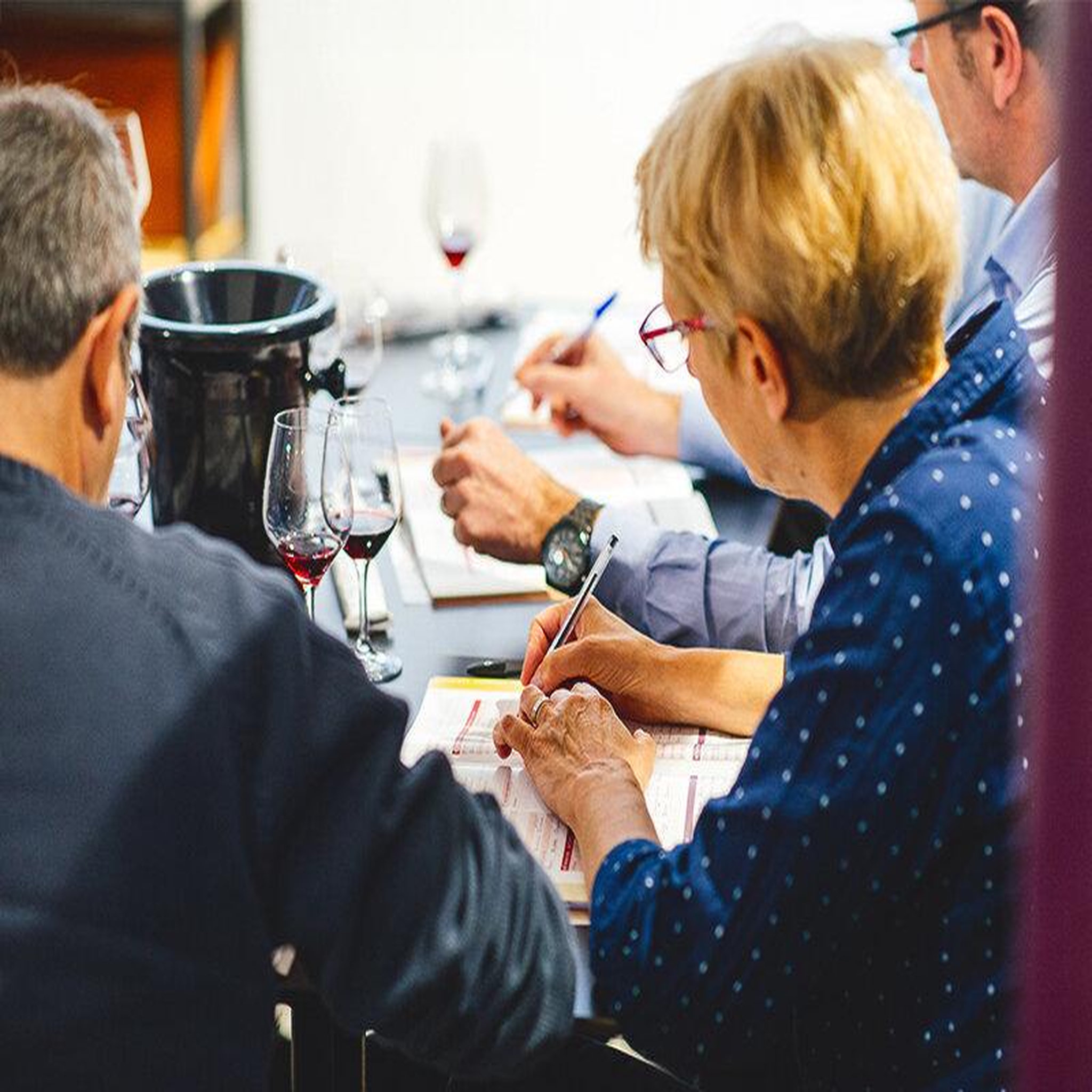 Voir la diapositive 3 : Smartbox Cours d'œnologie de 2h pour explorer le monde du vin avec prodégustation pour 2 personnes - coffret cadeau gastronomie