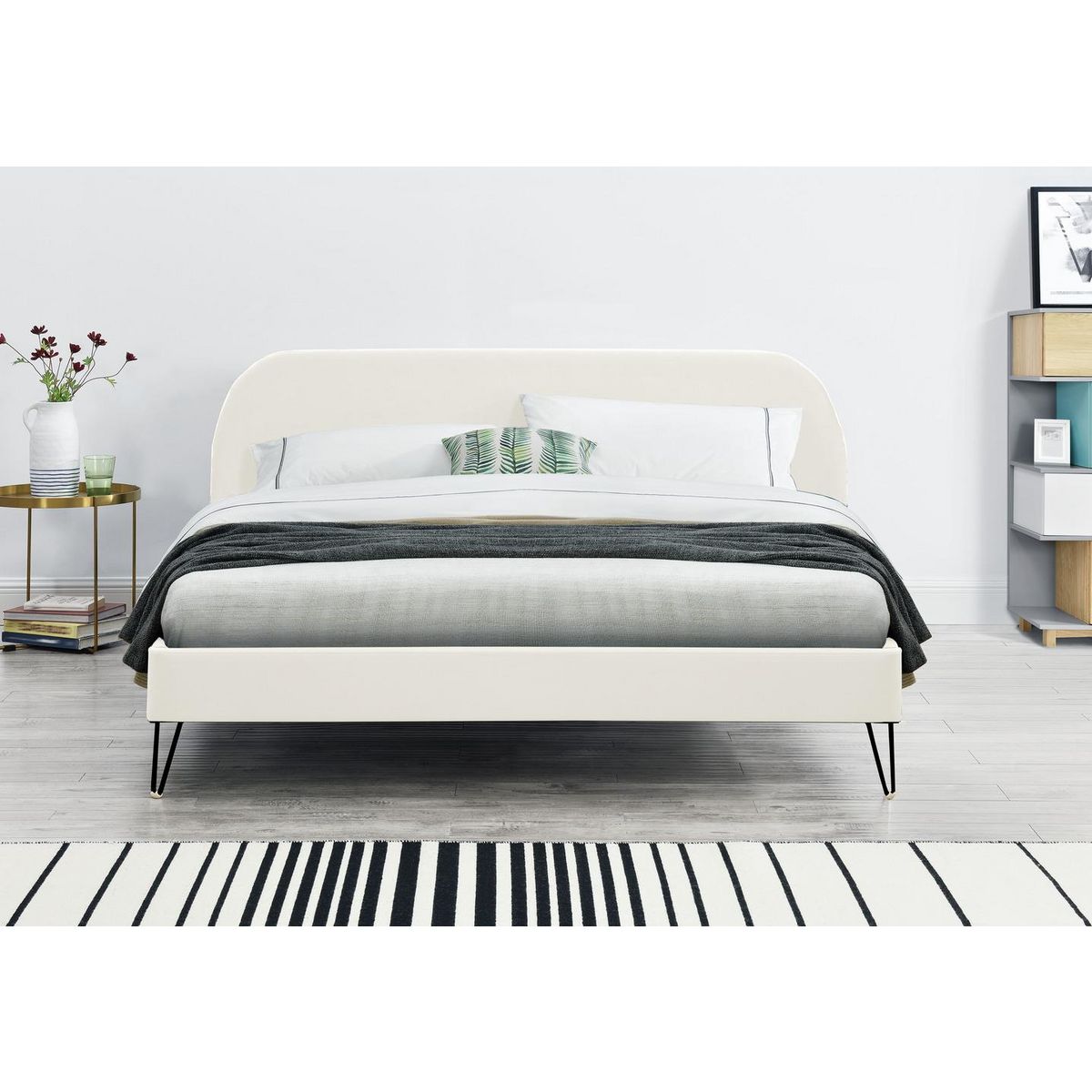 CONCEPT USINE Structure de lit 160 x 200 cm en velours beige et pieds noirs PHOENIX