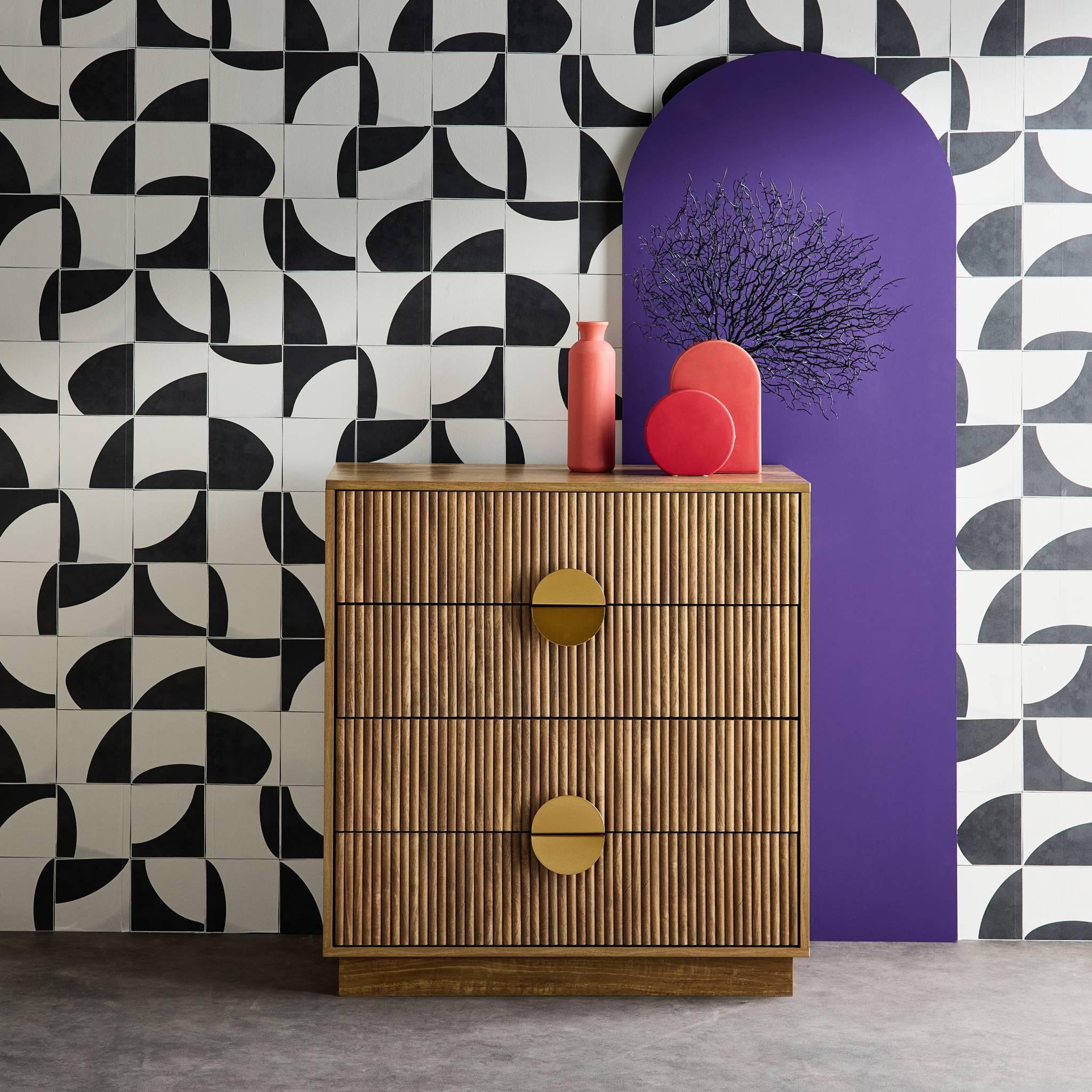 Voir la diapositive 2 : SWEEEK Commode 4 tiroirs décor bois de manguier rainuré. poignées en métal doré. L80 x P40 x H85cm