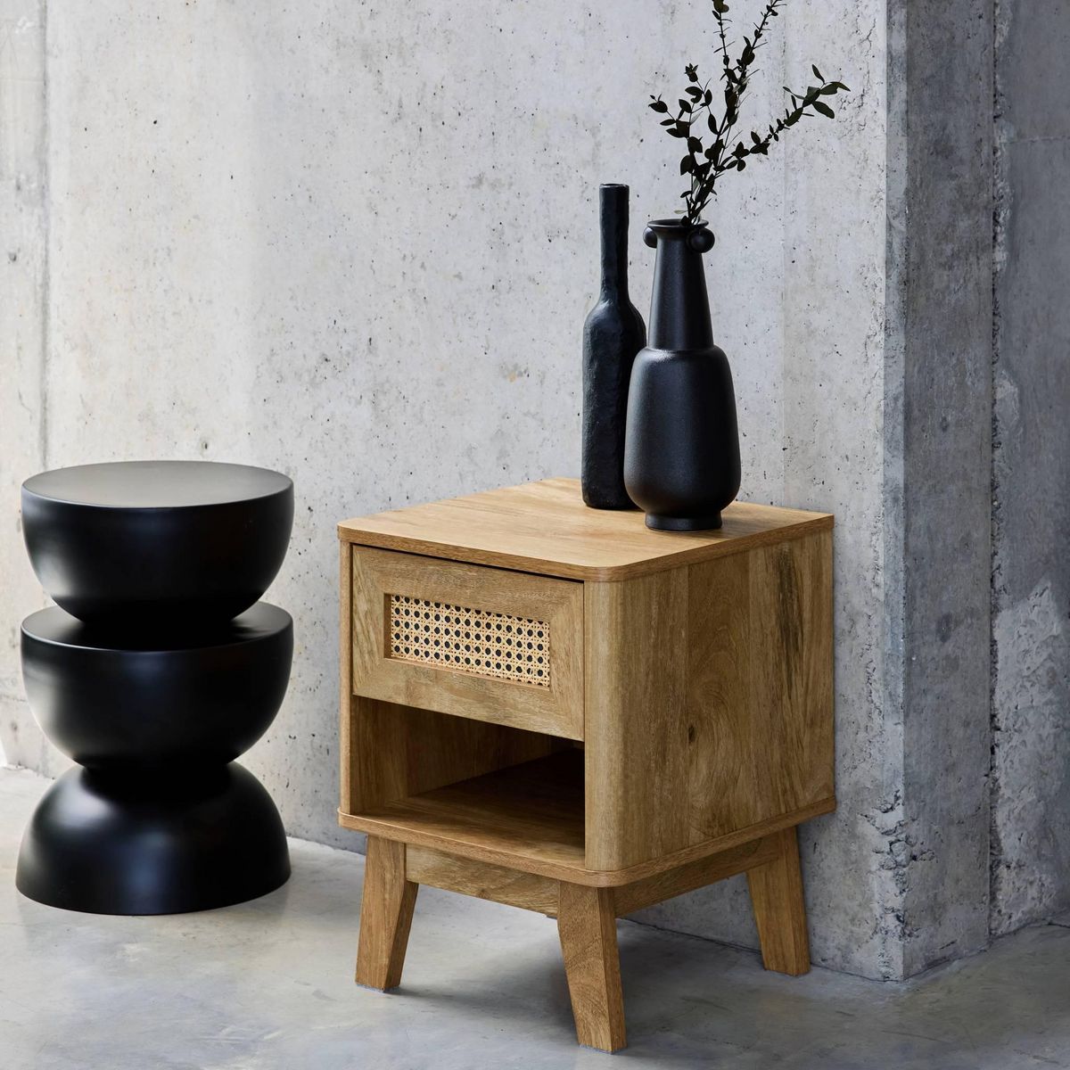 SWEEEK Table de chevet avec 1 tiroir et 1 niche effet bois et cannage. pieds eucalyptus