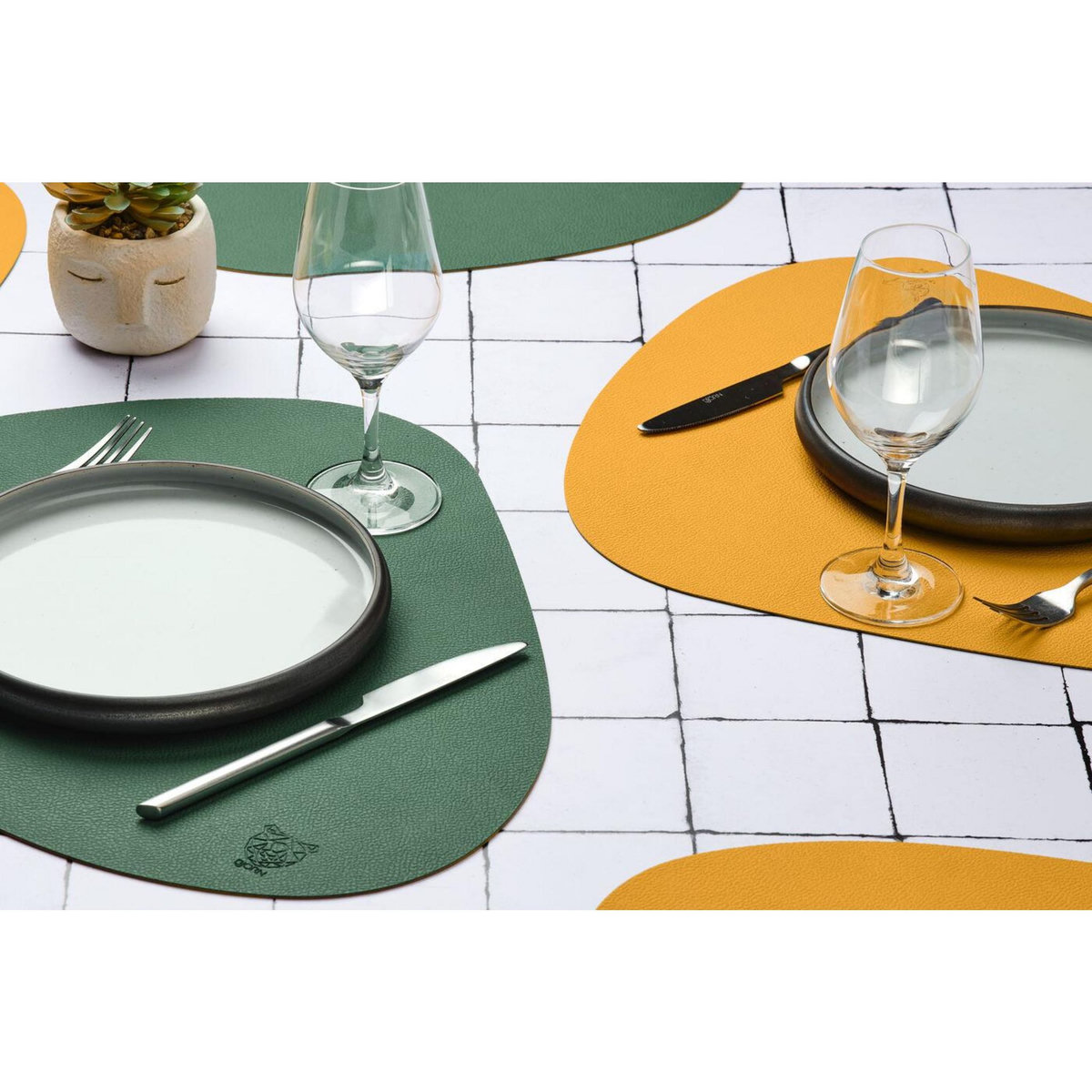 BJORN Set de table curve réversible - 6 pièces - Cuir recyclé jaune moutarde et vert sapin