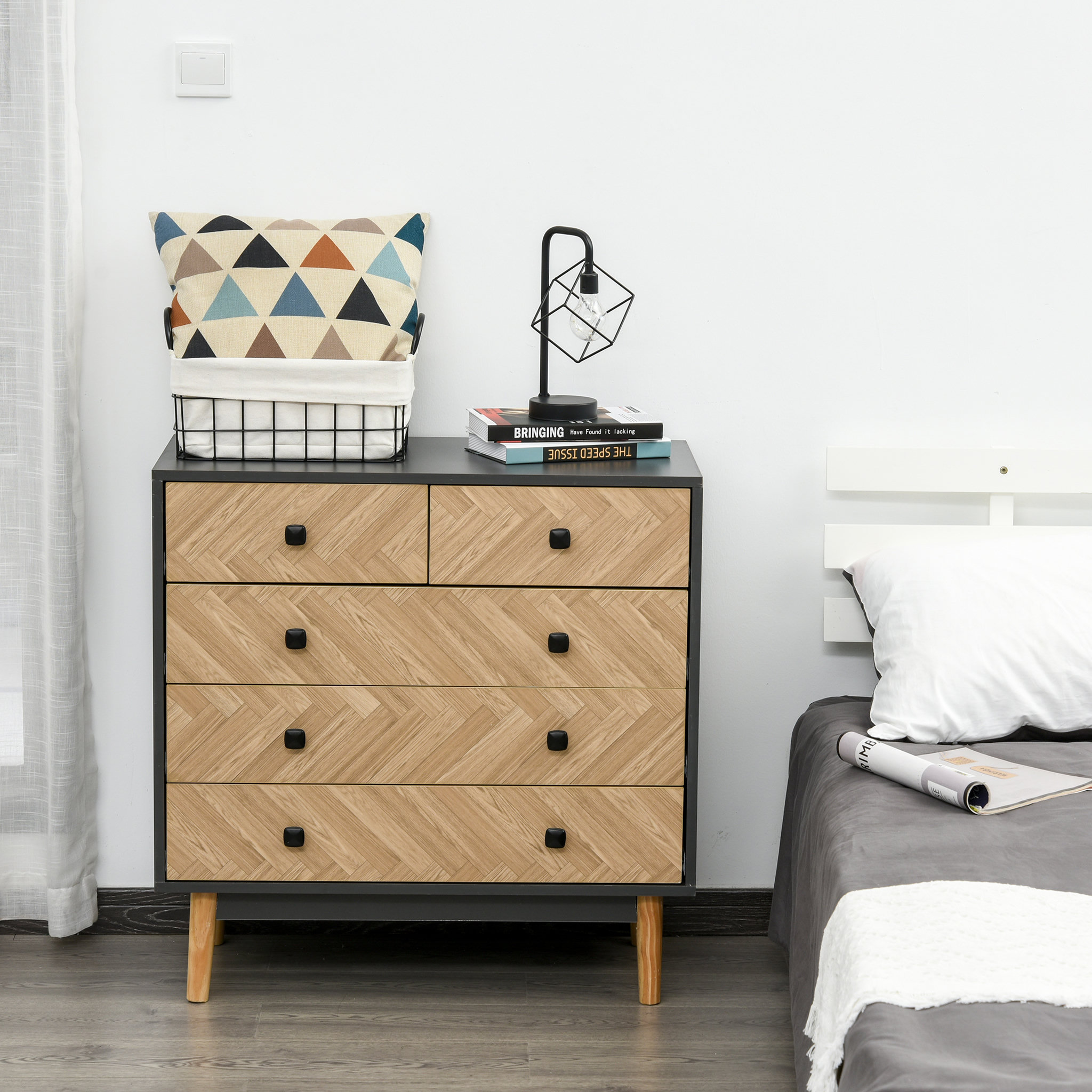 Voir la diapositive 5 : HOMCOM Commode 5 tiroirs design scandinave graphique dim. 80L x 40l x 80H cm panneaux de particules gris foncé chêne clair
