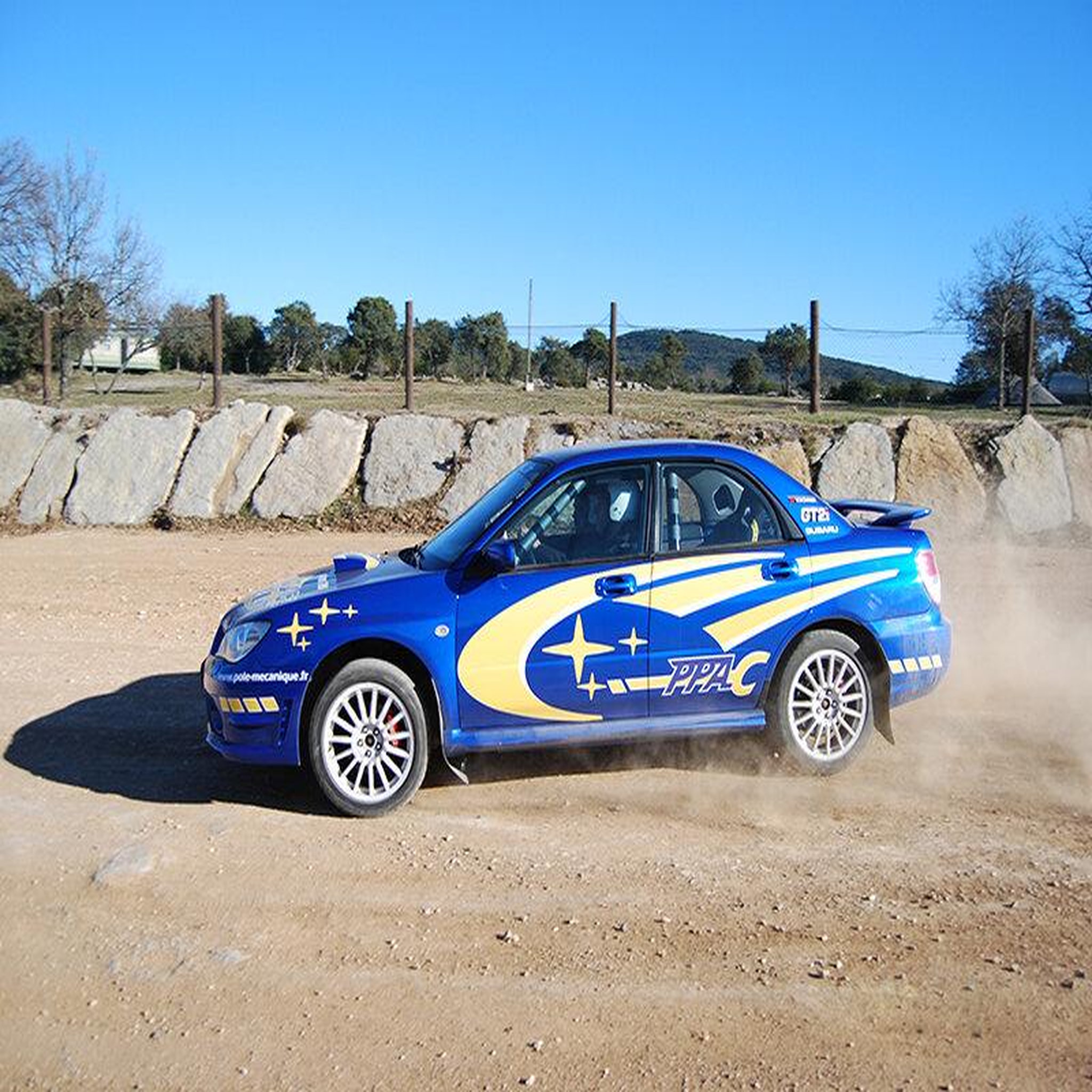 Voir la diapositive 2 : Smartbox Stage pilotage rallye sur circuit terre : 6 tours en subaru impreza wrx - coffret cadeau sport & aventure