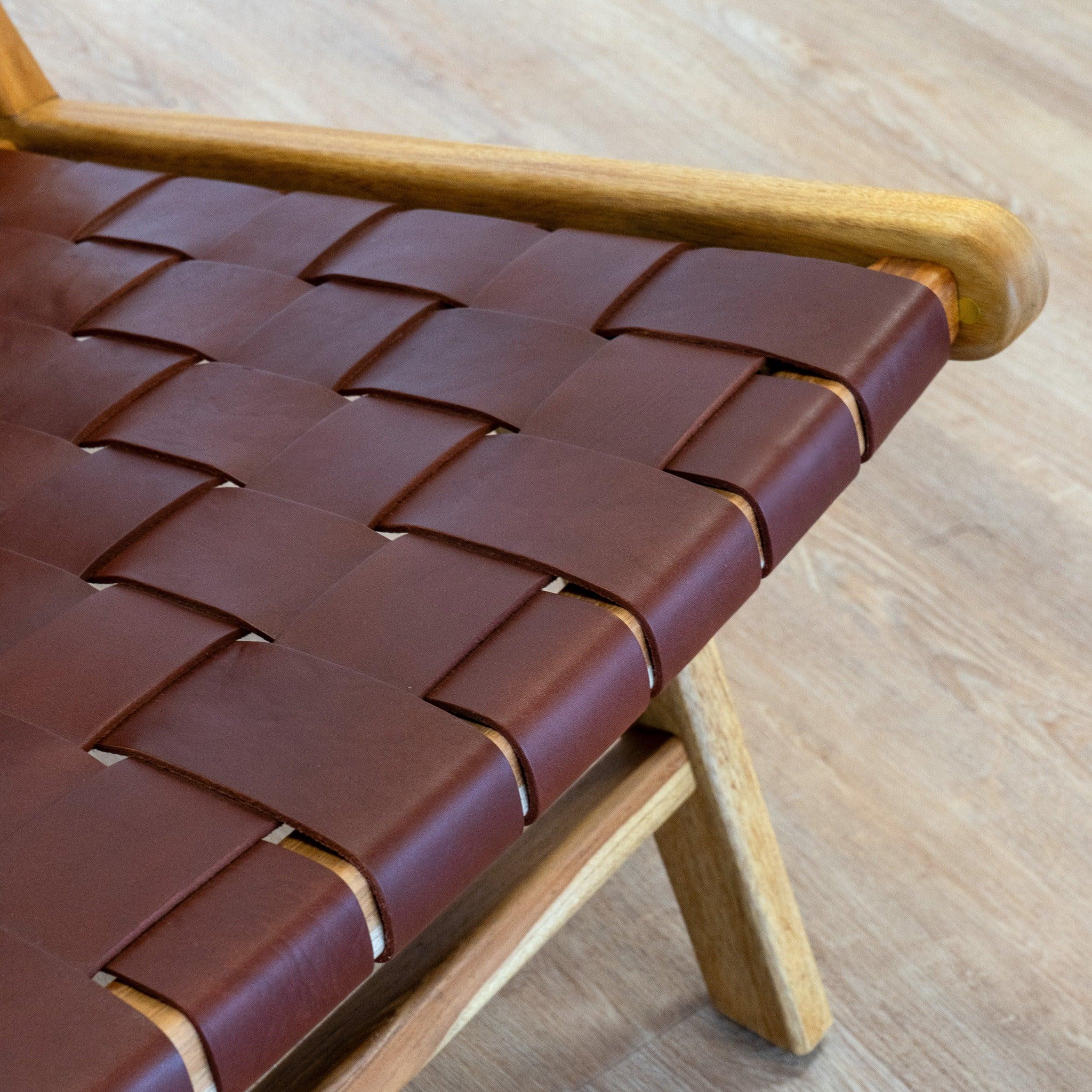Voir la diapositive 3 : MAISON PAVANE Fauteuil en teck et cuir tressé marron-kuna