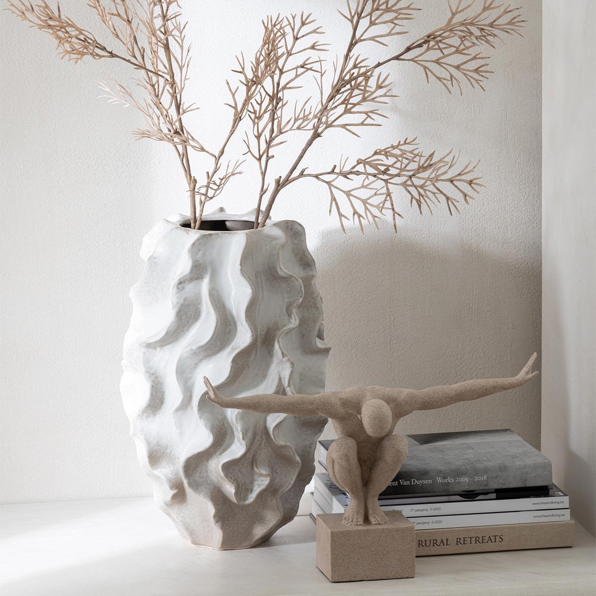Voir la diapositive 3 : J-LINE Vase abstrait vagues  dewayne  48cm beige