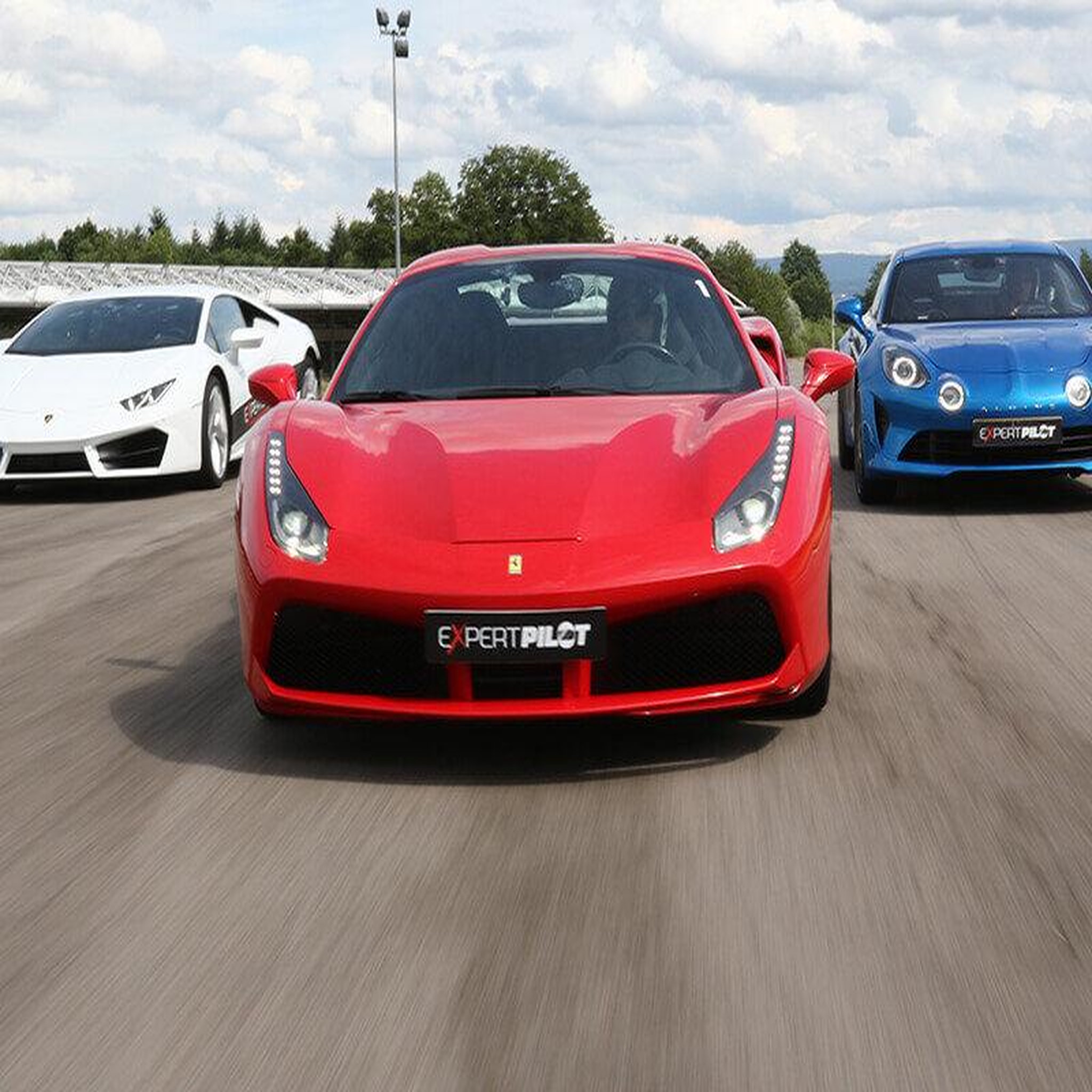 Voir la diapositive 2 : Smartbox Pilotage 2 tours du circuit geoparc au volant d'une lamborghini, d'une ferrari ou d'une porsche - coffret cadeau sport & aventure