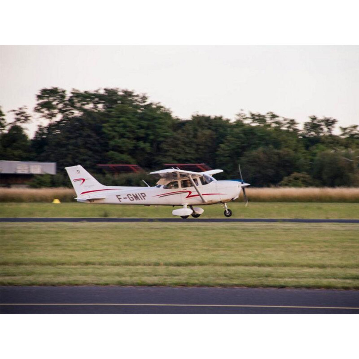 Smartbox Vol d'initiation de 20 min en duo avec prise de commandes près de Paris - Coffret Cadeau Sport & Aventure