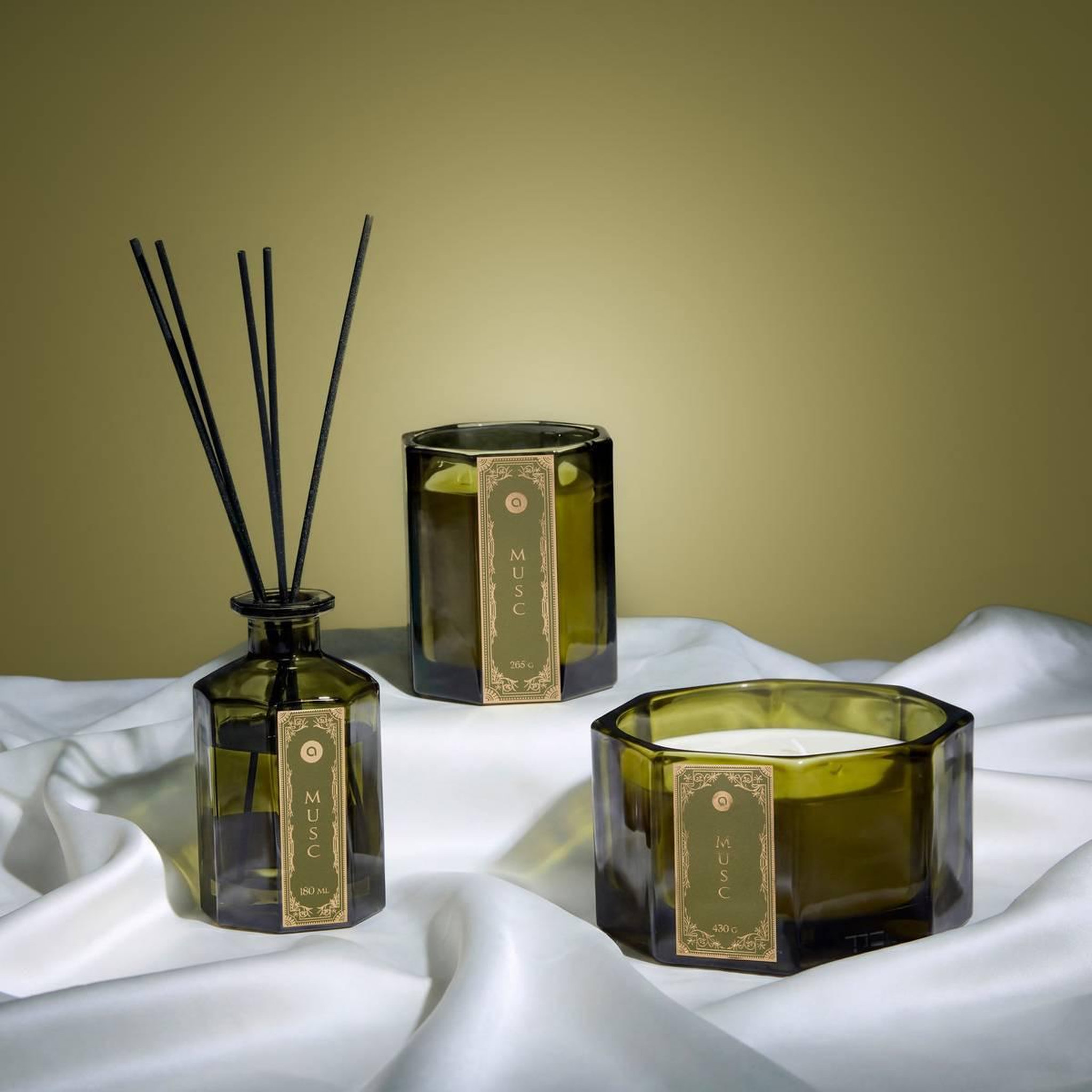 Voir la diapositive 2 : ATMOSPHERA Bougie parfumée hexagonale  lucien  265g musc