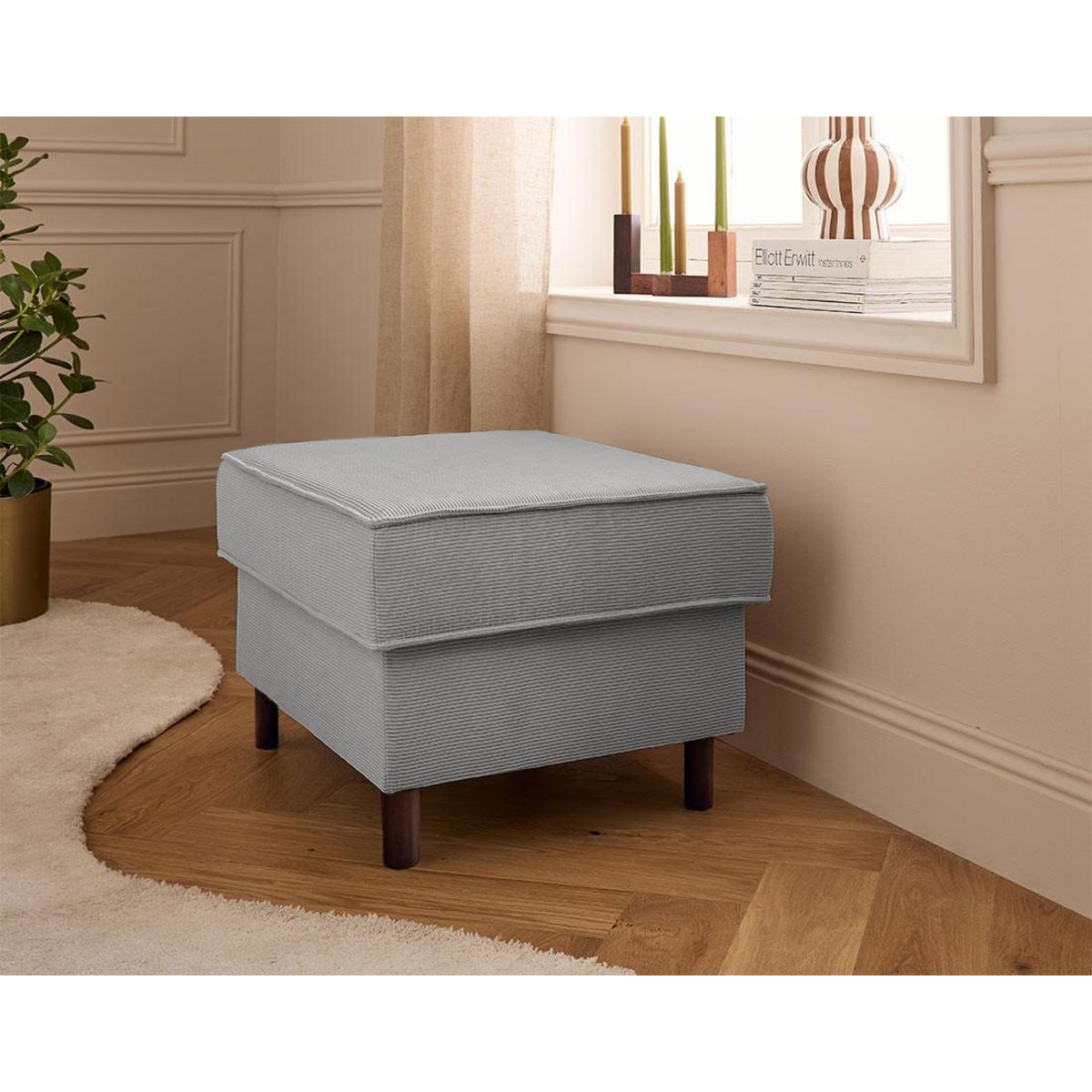 LISA DESIGN Jake - pouf en velours côtelé - pieds bois foncé