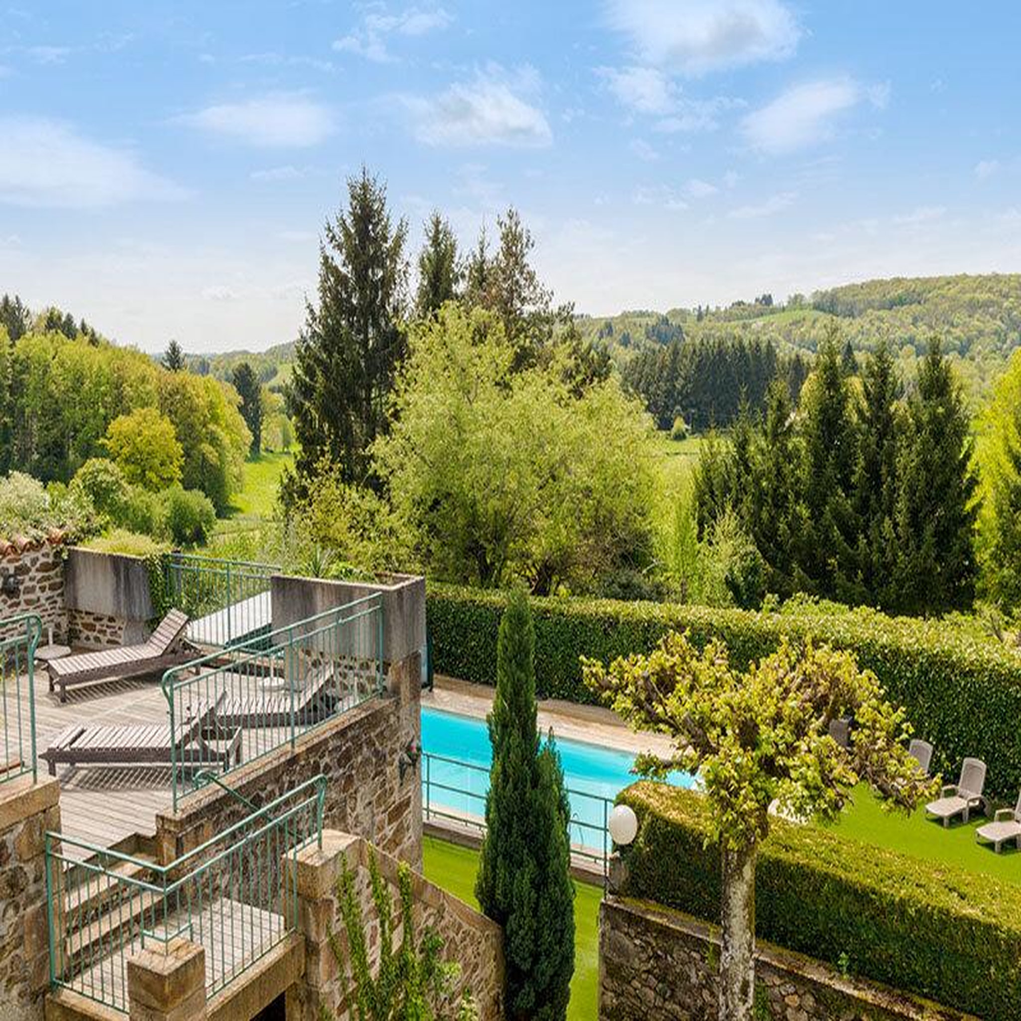 Voir la diapositive 4 : Smartbox Séjour insolite près d'aurillac : 2 jours en cabane dans les arbres avec bain bouillonnant - coffret cadeau séjour