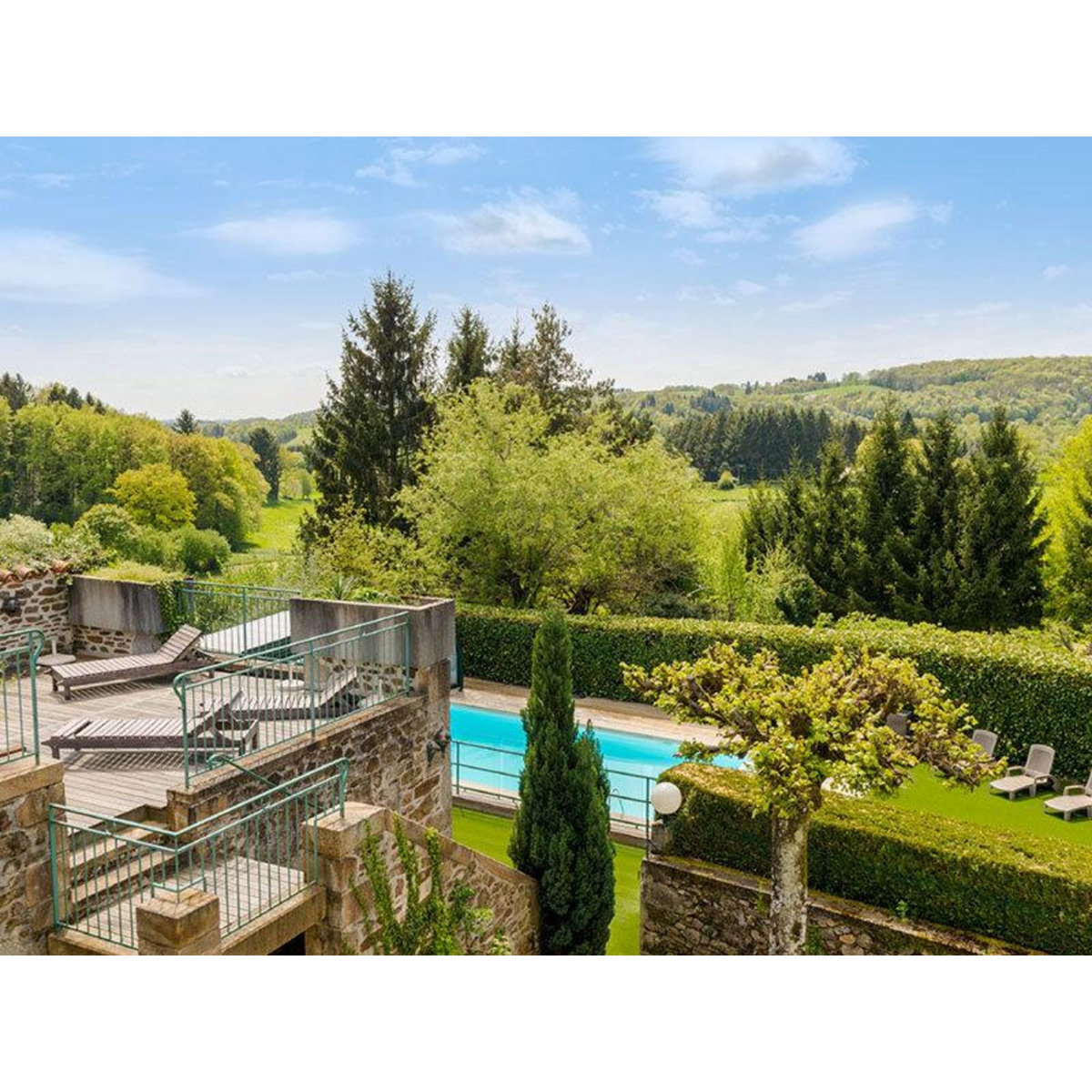 Smartbox Séjour insolite près d'Aurillac : 2 jours en cabane dans les arbres avec bain bouillonnant - Coffret Cadeau Séjour