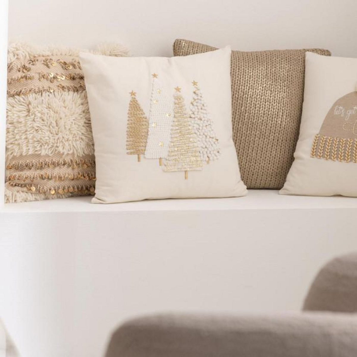 Paris Prix Coussin Déco  Lignes de Sequin  45x45cm Crème & Or