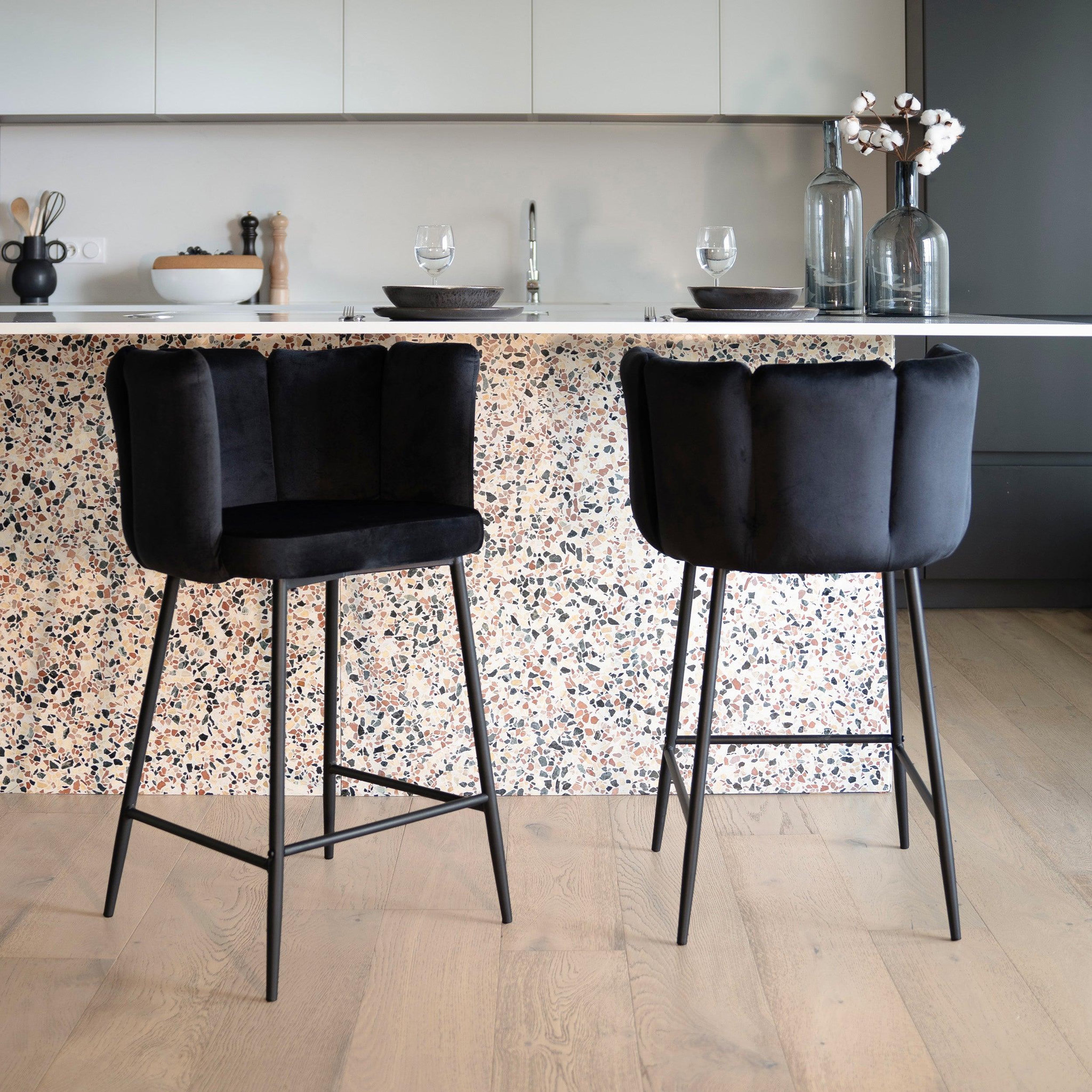 Voir la diapositive 2 : MAISON PAVANE Lot de 2 chaises pour îlot central 67 cm en velours noir-rosy