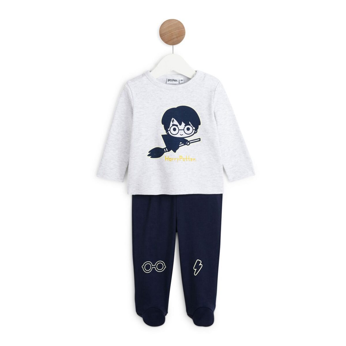 Promo Pyjama velours bébé + chaussette harry potter chez Carrefour