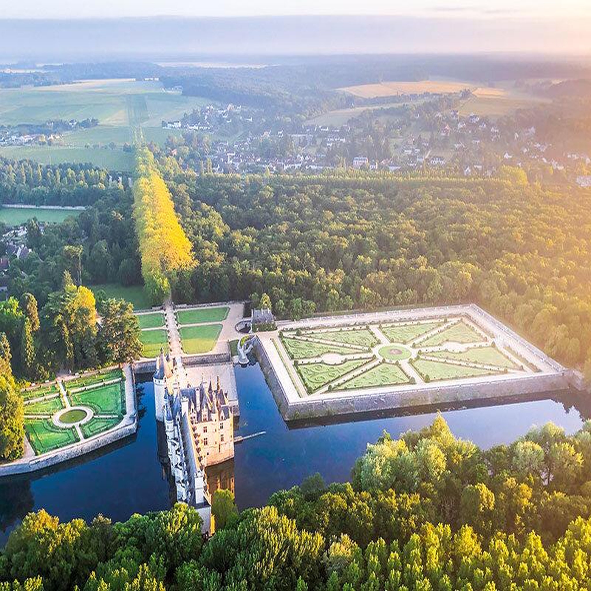 Voir la diapositive 4 : Smartbox Vol en hélicoptère de 25 min au-dessus du château de chenonceau - coffret cadeau sport & aventure