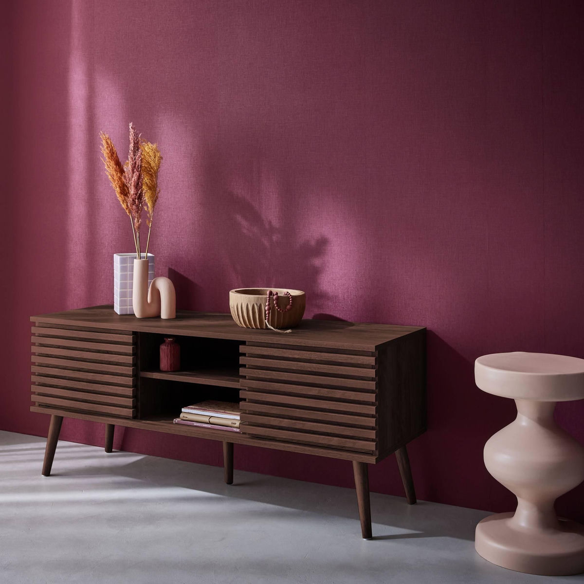 SWEEEK Meuble TV scandinave avec 2 portes décor bois noyer rainuré et 1 niche centrale avec étagère L120cm
