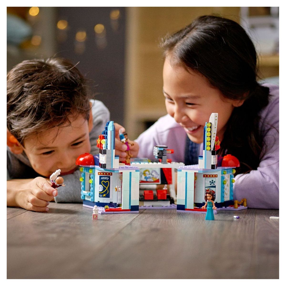 LEGO Friends 41448 Le Cinéma de Heartlake City, Jeu Créatif pour Fille et Garçon 7 Ans