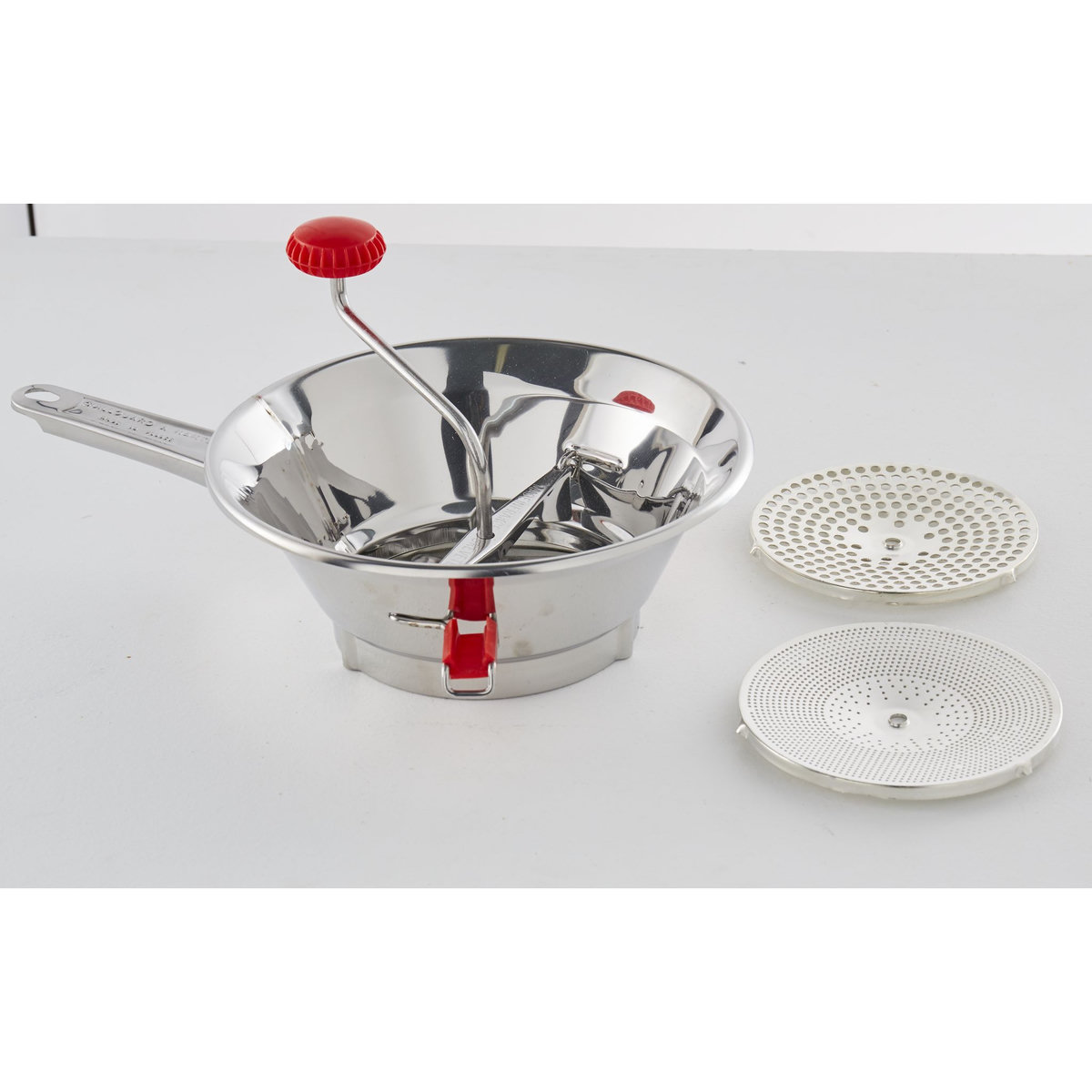 Passe légumes en métal 24 cm