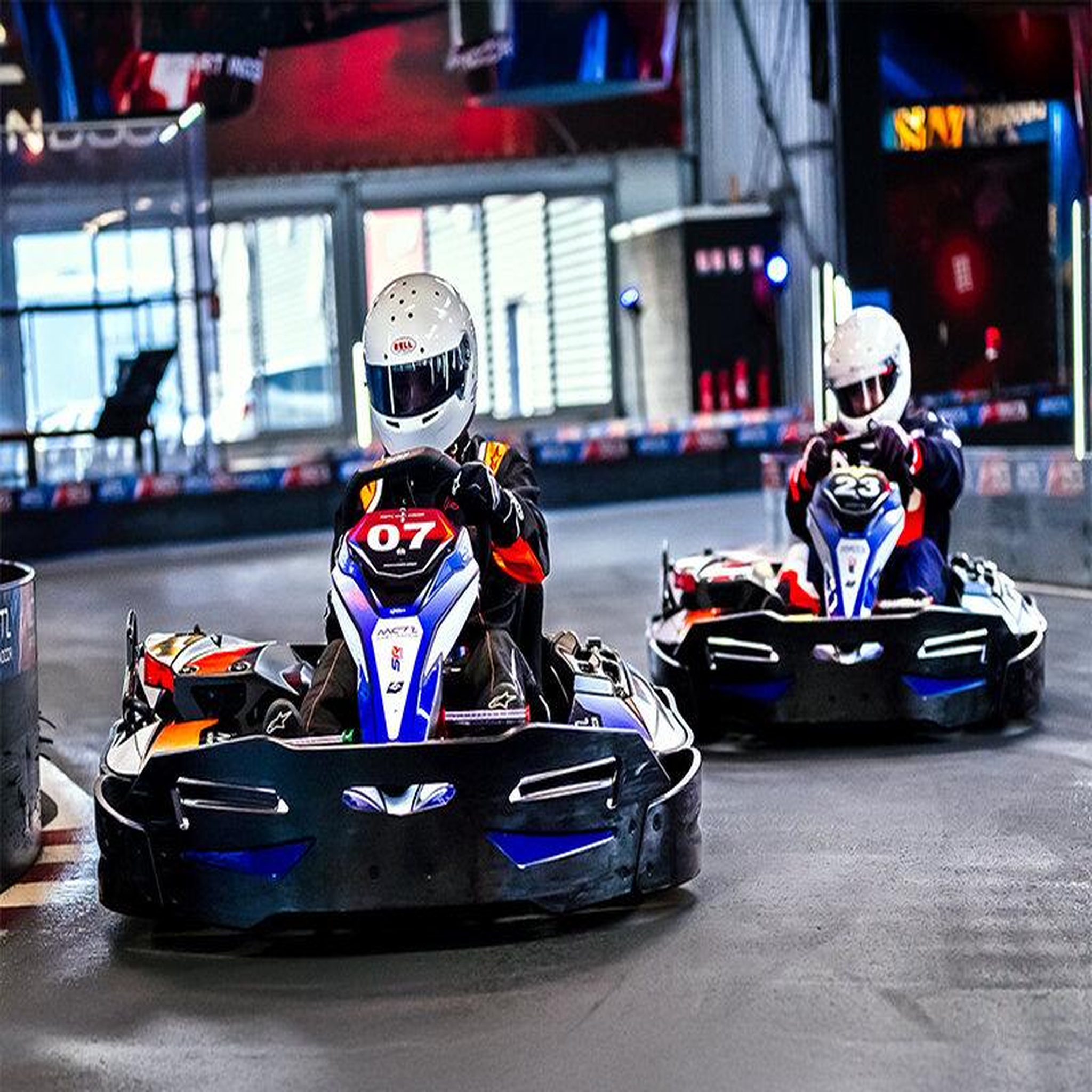 Voir la diapositive 2 : Smartbox 4 sessions de karting pour participer au red bull kart fight - coffret cadeau sport & aventure