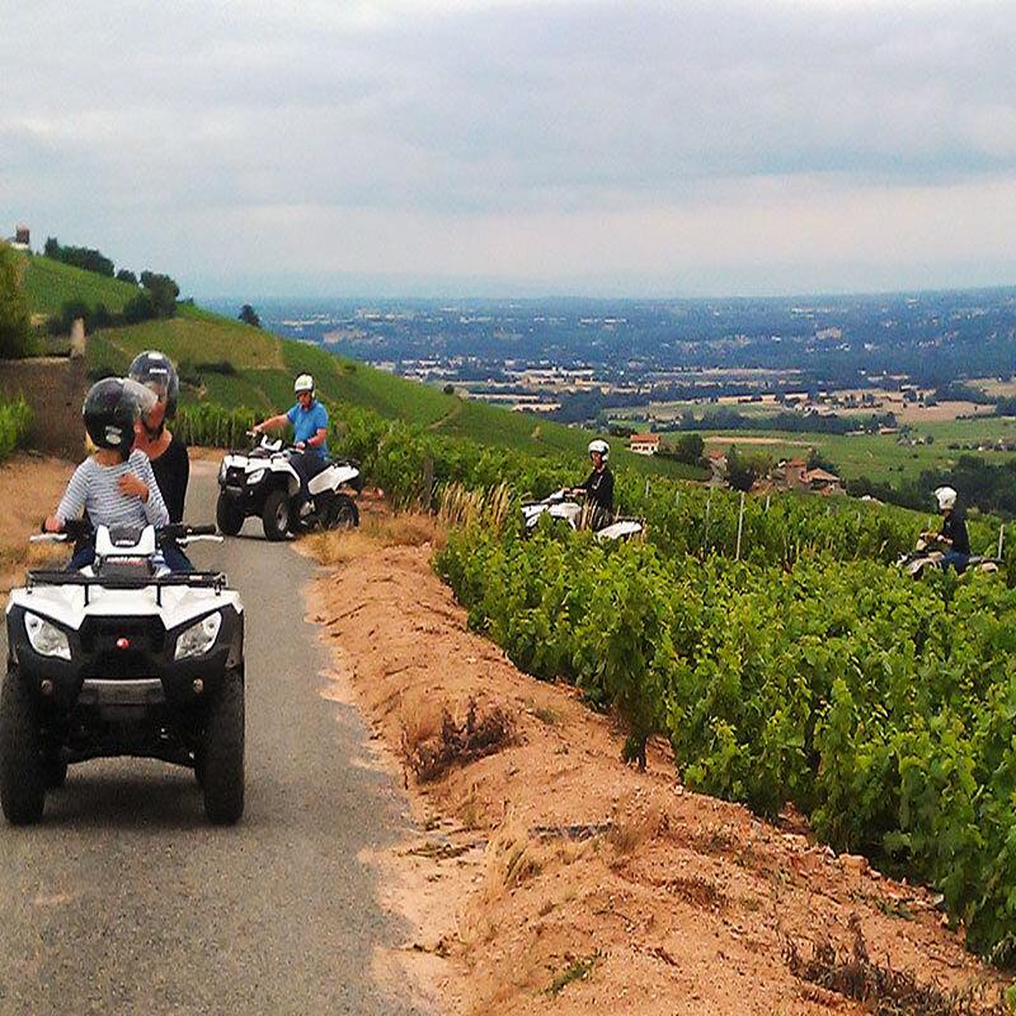 Voir la diapositive 2 : Smartbox Quad en famille : randonnée de 2h pour 2 adultes et 2 enfants près de brive-la-gaillarde - coffret cadeau sport & aventure