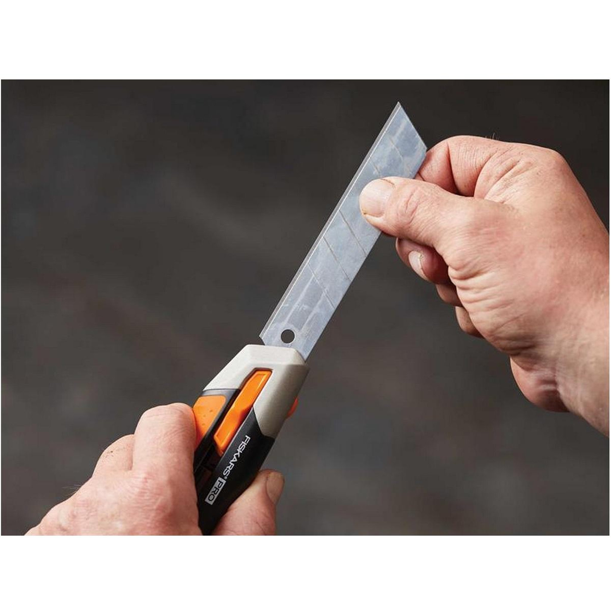Voir la diapositive 5 : Fiskars Couteau à lame sécable 25 mm noir - 1027228