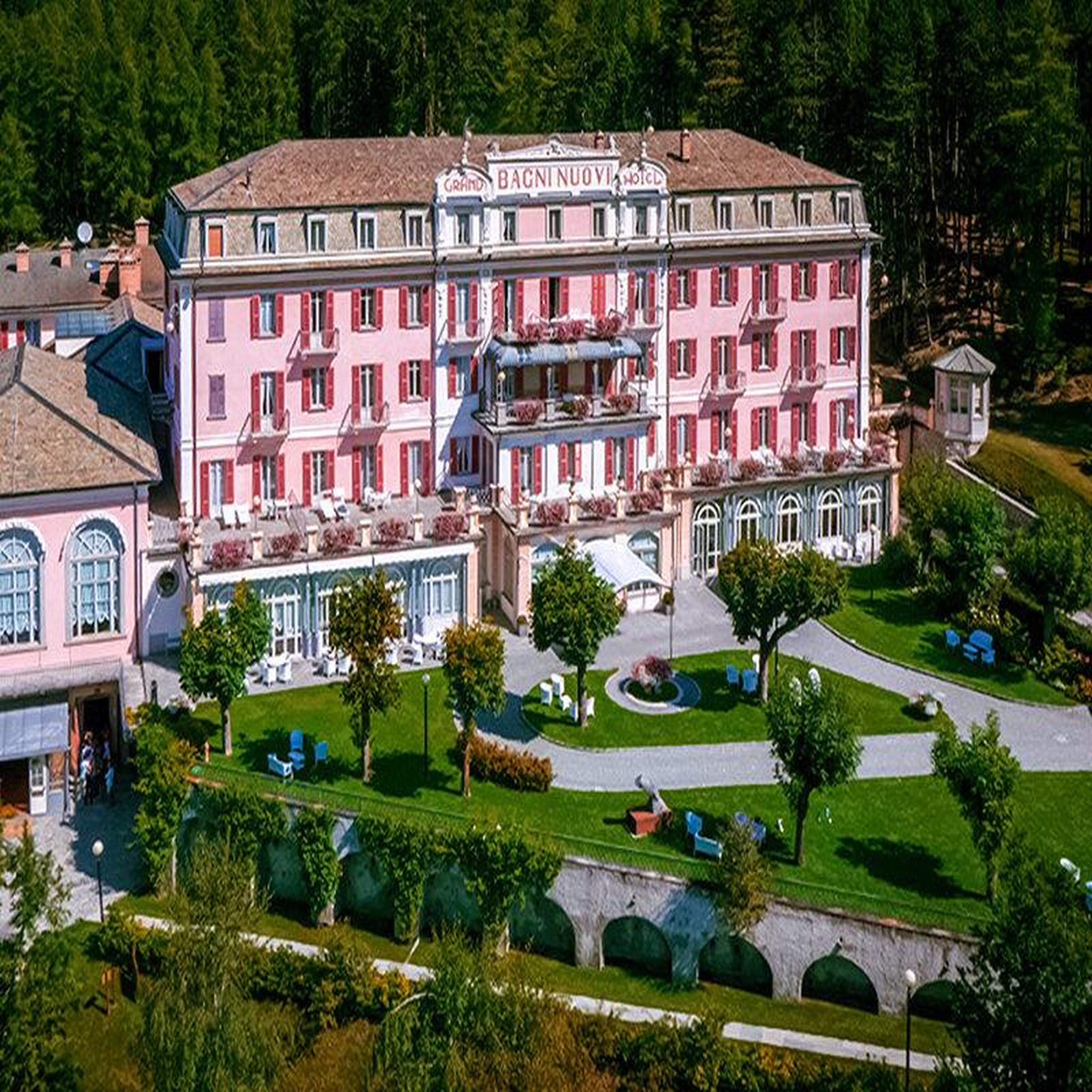Voir la diapositive 2 : Smartbox Qc spa bagni nuovi : 2 nuits en italie au qc grand hotel bagni nuovi di bormio avec spa et cadeau bien-être - coffret cadeau séjour