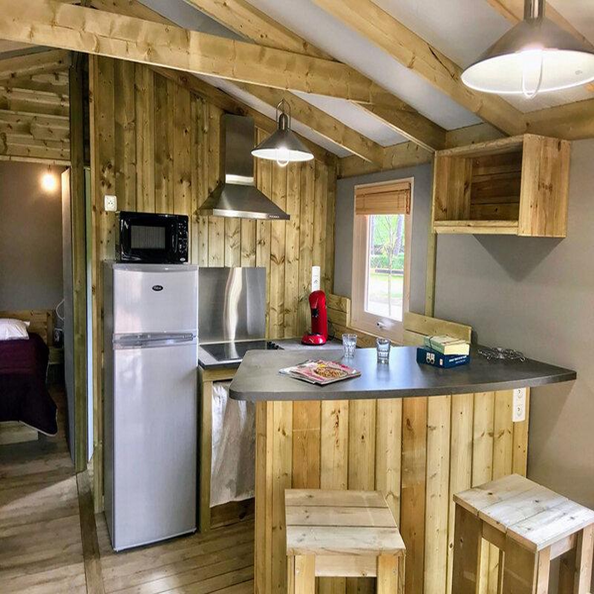 Voir la diapositive 2 : Smartbox Escapade de 3 jours en cabane lodge et bouteille de vin offerte, près de la rochelle - coffret cadeau séjour