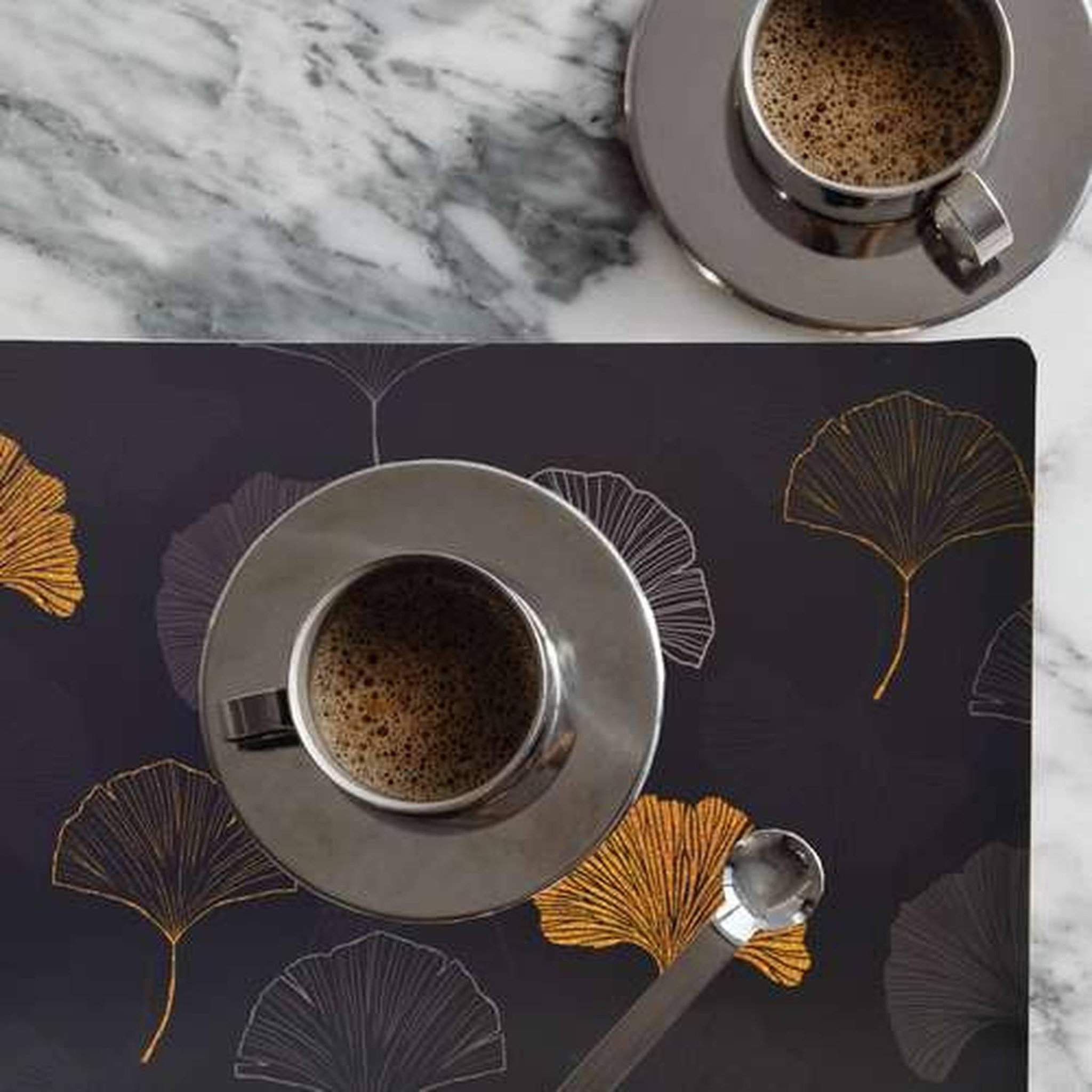 Voir la diapositive 2 : TOILINUX Lot de 6 sets de table à motifs ginkgo tajink - 28 x 43 cm - noir