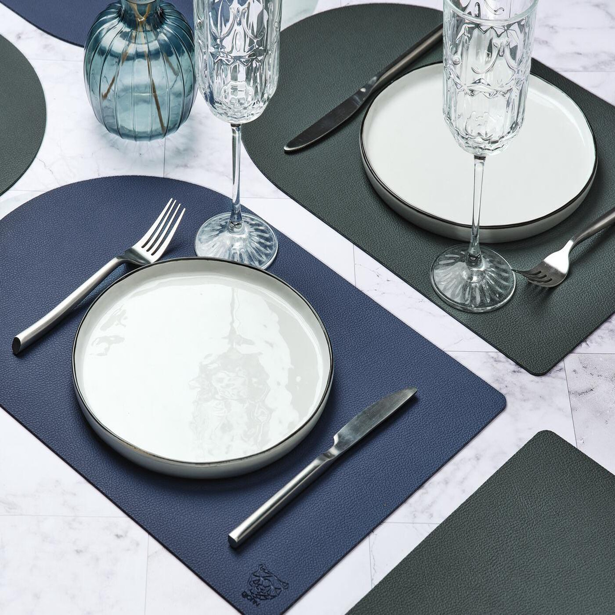 Voir la diapositive 2 : BJORN Set de table rectangovale réversible - 6 pièces - cuir recyclé bleu nuit et gris anthracite