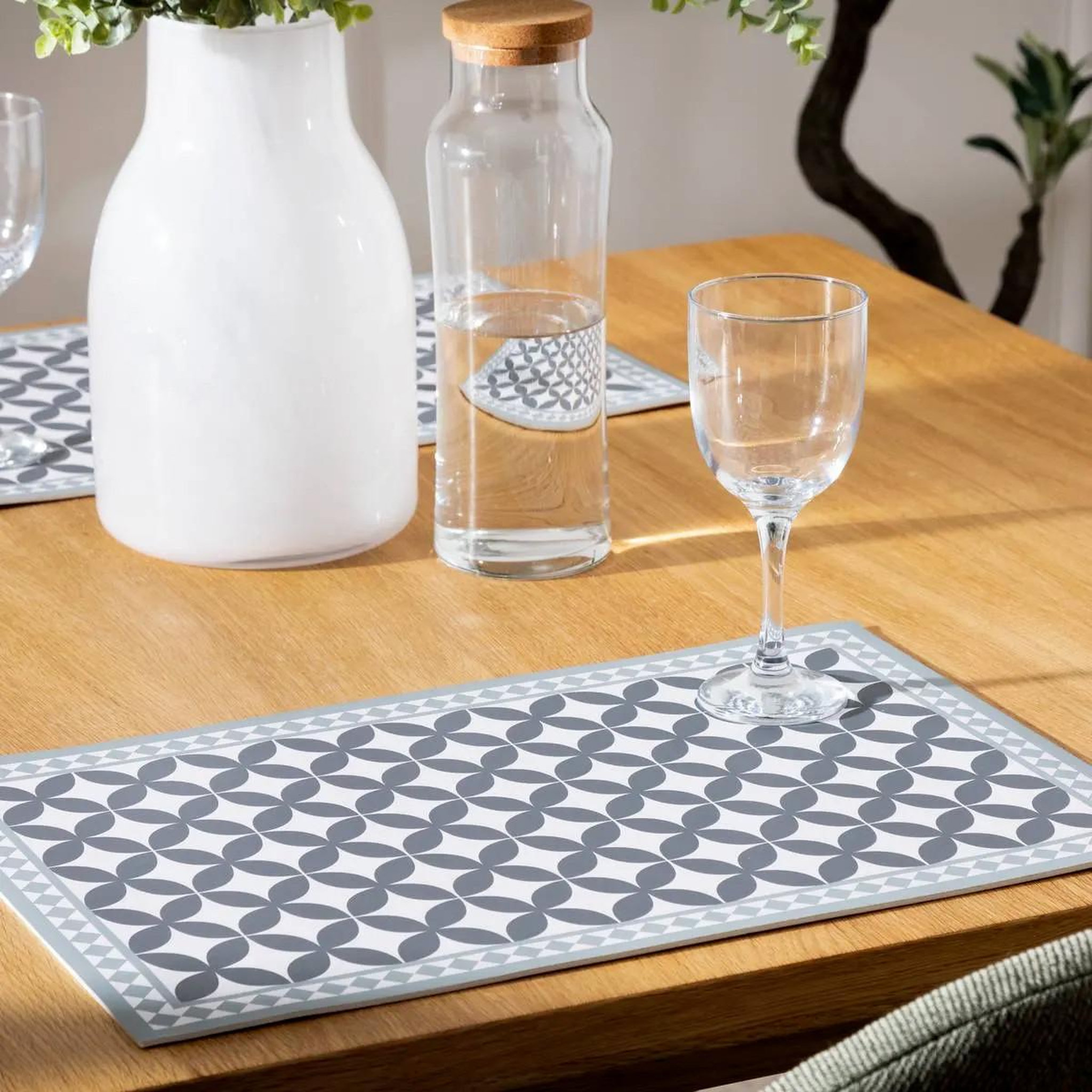 Voir la diapositive 2 : SECRET DE GOURMET Set de table design  moscy  30x45cm gris