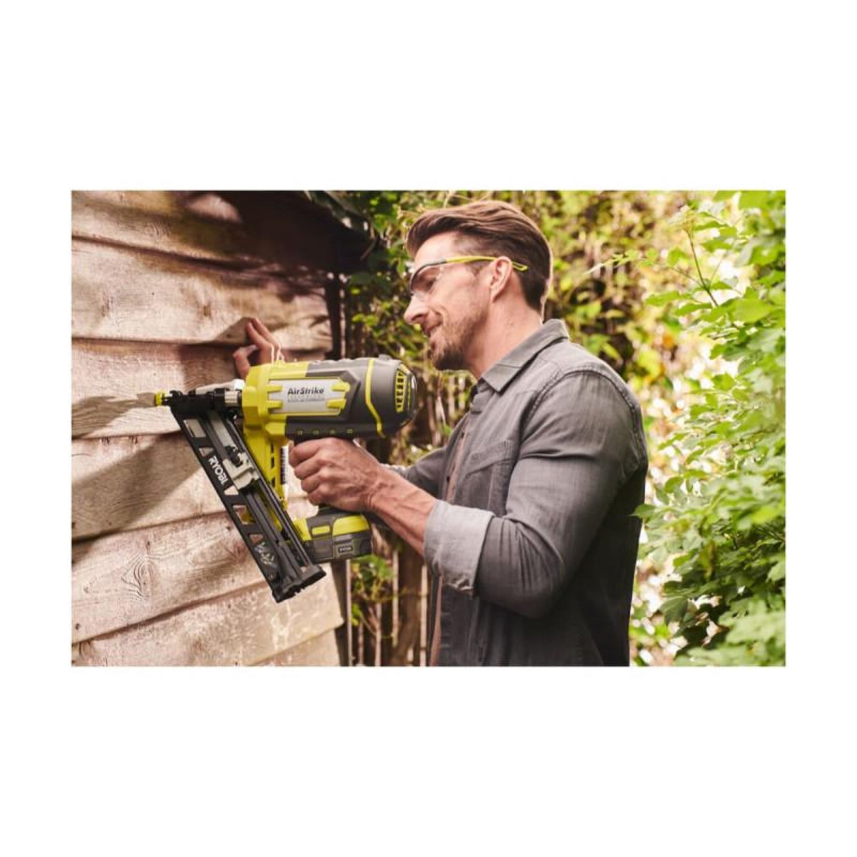 Ryobi Pack RYOBI Cloueur de finition incliné à air comprimé 18V One+ R15GN18-0 - 1 Batterie 2.5Ah - 1 Cha