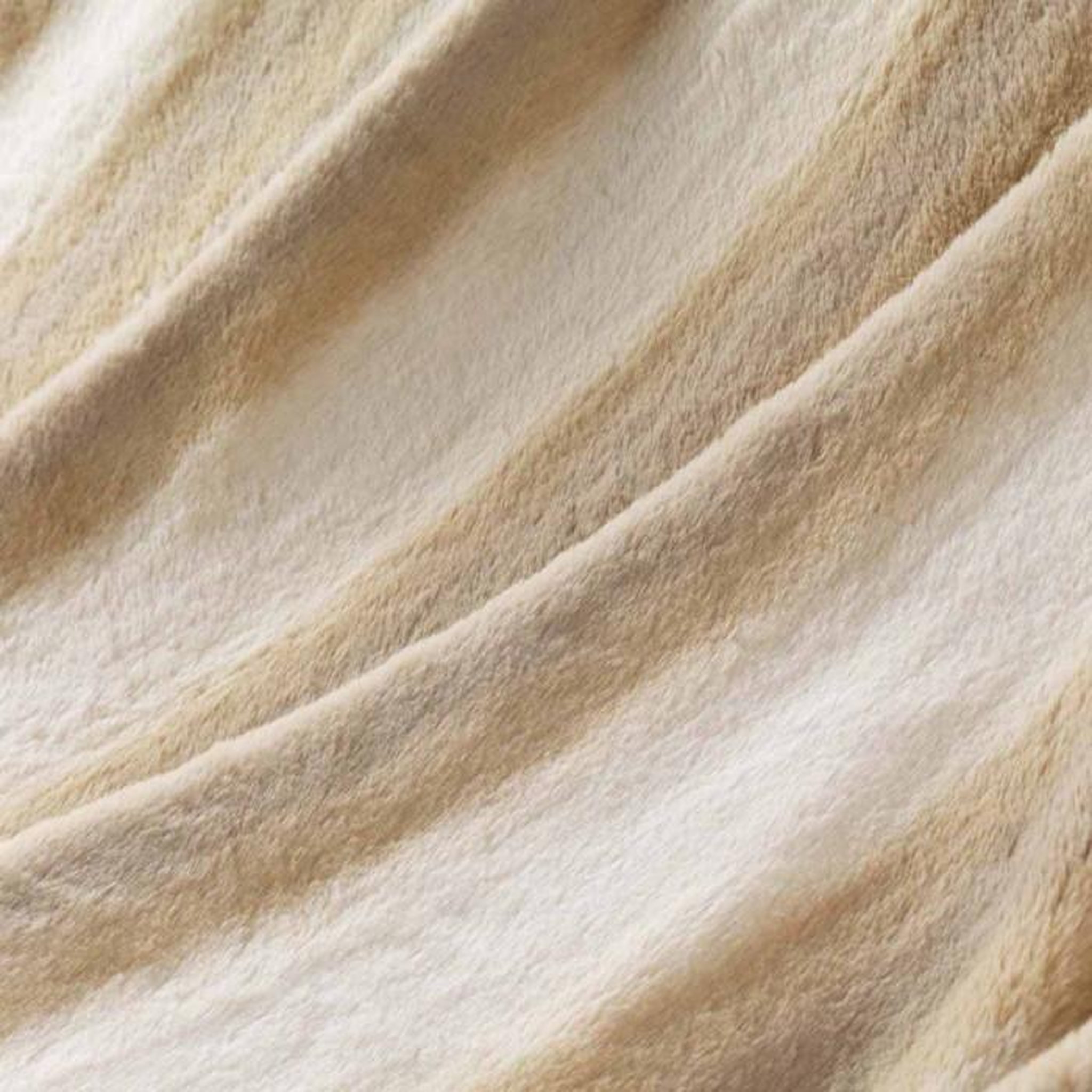 Voir la diapositive 2 : Paris Prix Plaid Imitation Fourrure  Cougar  125x150cm Naturel