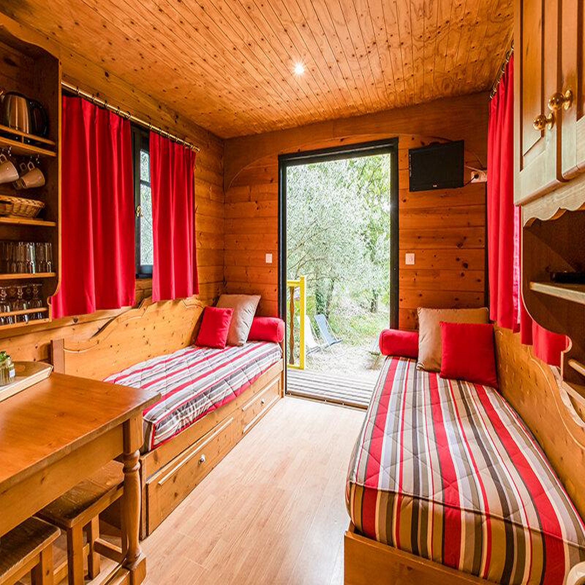 Voir la diapositive 3 : Smartbox 2 jours insolites en famille dans une roulotte avec accès au spa en ardèche - coffret cadeau séjour