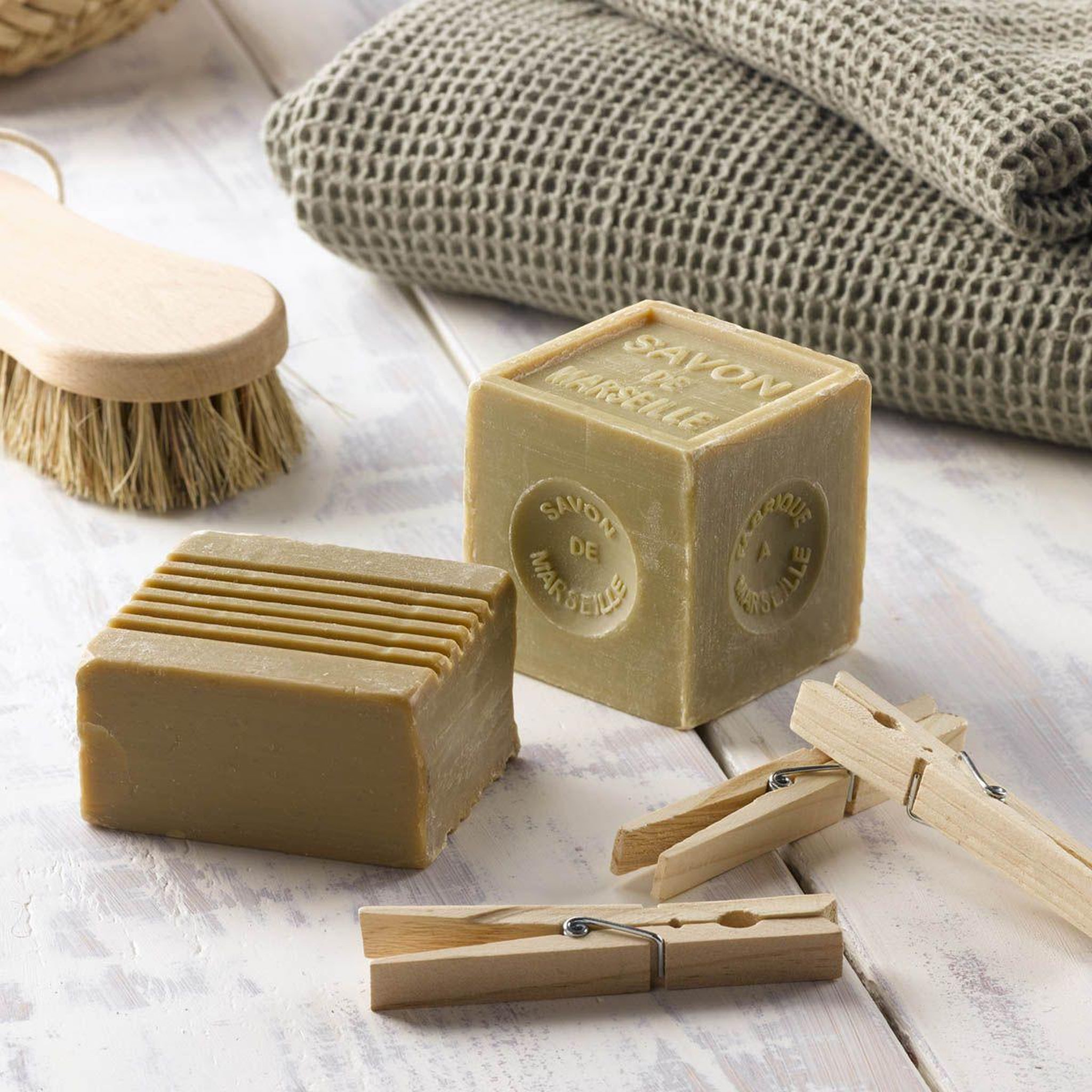 Voir la diapositive 2 : HOMEA Savon de marseille  détachant  250g huile d'olive