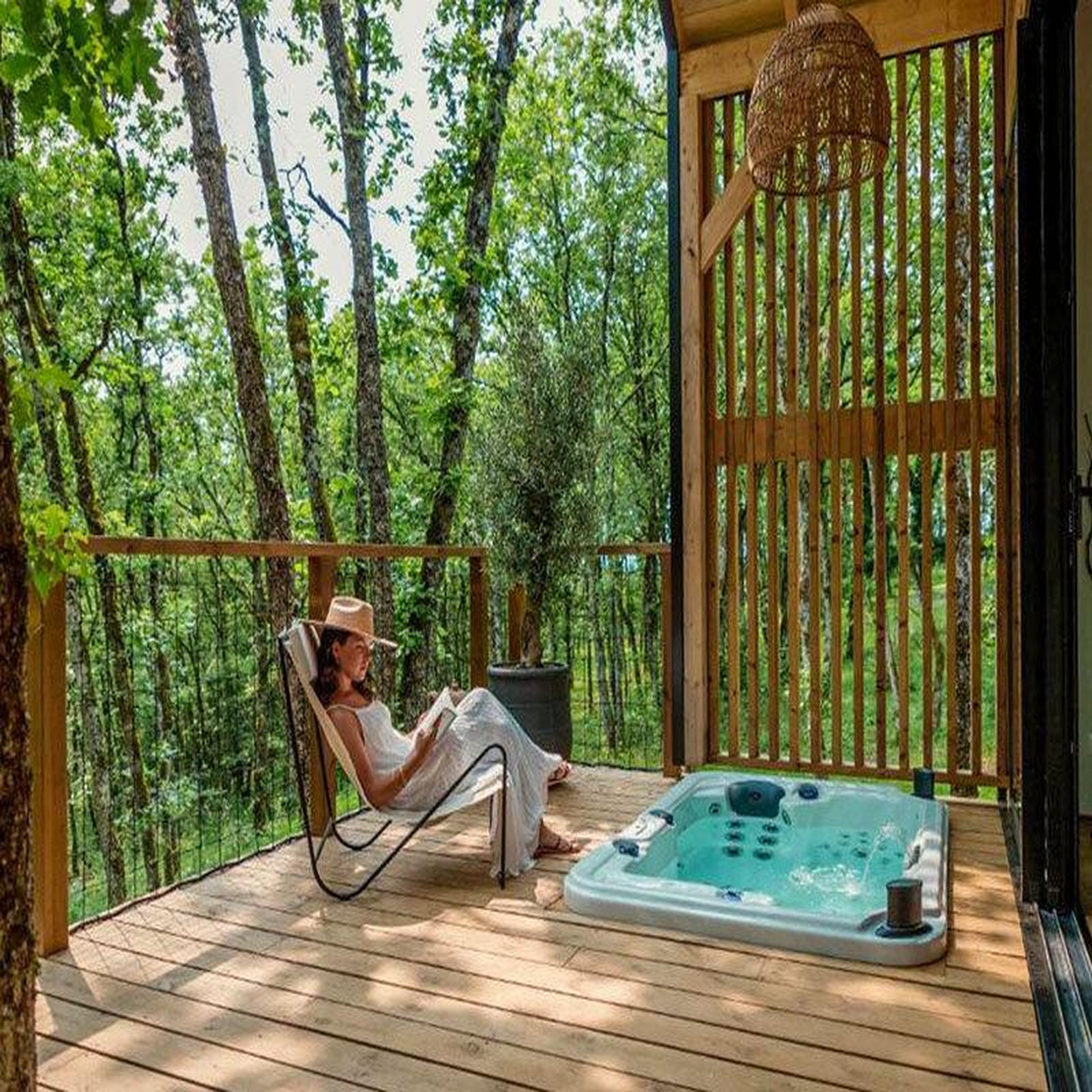 Voir la diapositive 3 : Smartbox 2 jours en lodge avec accès à un spa privatif près de brive-la-gaillarde - coffret cadeau séjour