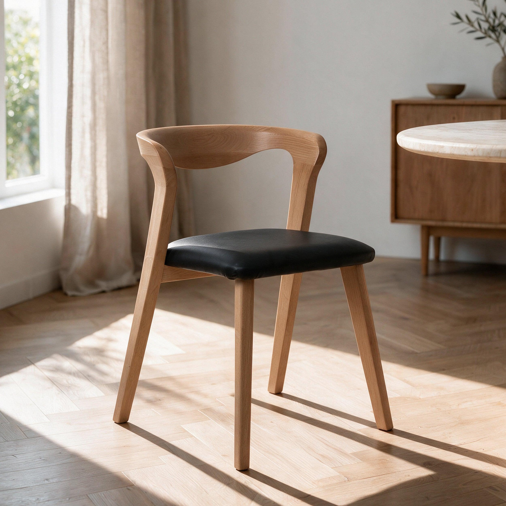 Voir la diapositive 2 : MAISON PAVANE Chaise en bois d'hévéa blond et cuir synthétique noir-Vega