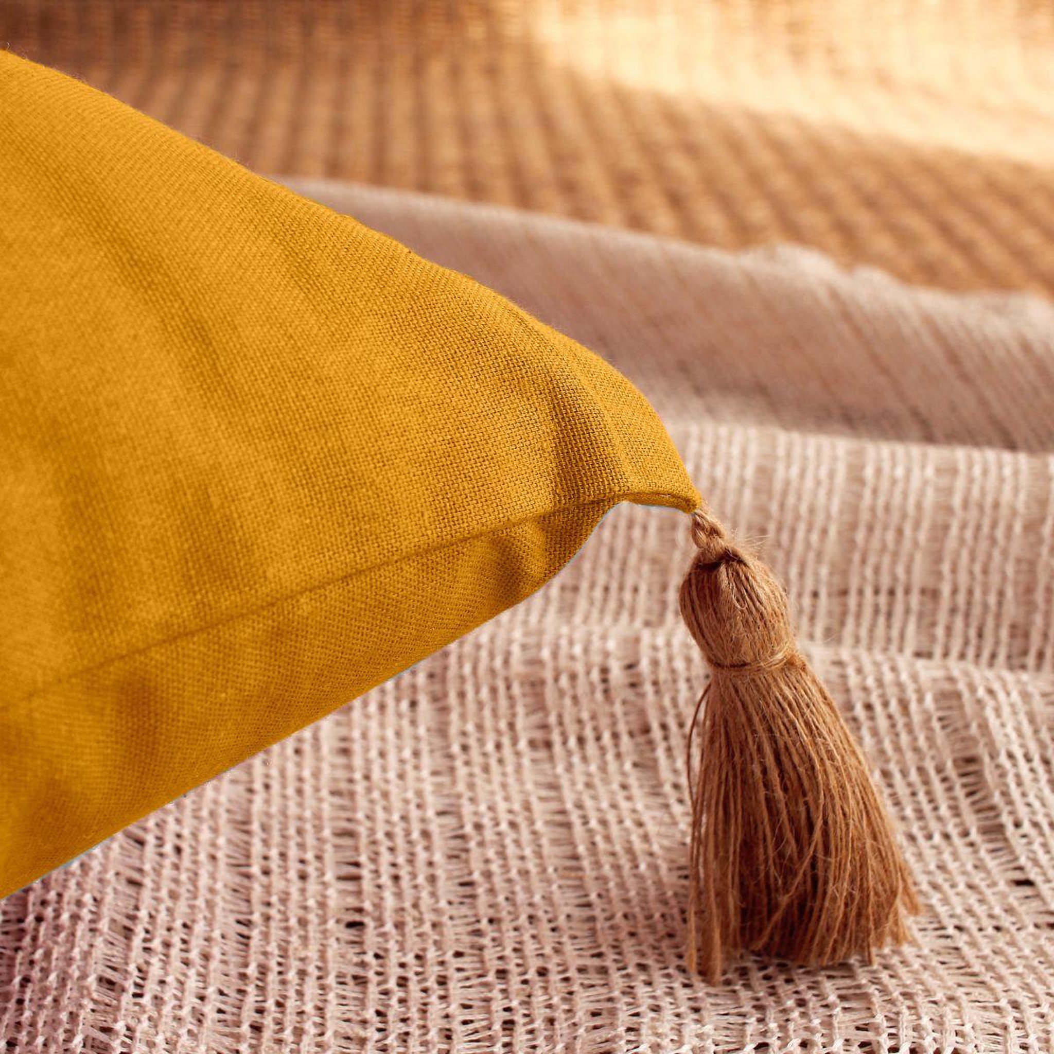 Voir la diapositive 2 : ENJOY HOME Coussin déco uni à pompons  panama  50x70cm moutarde