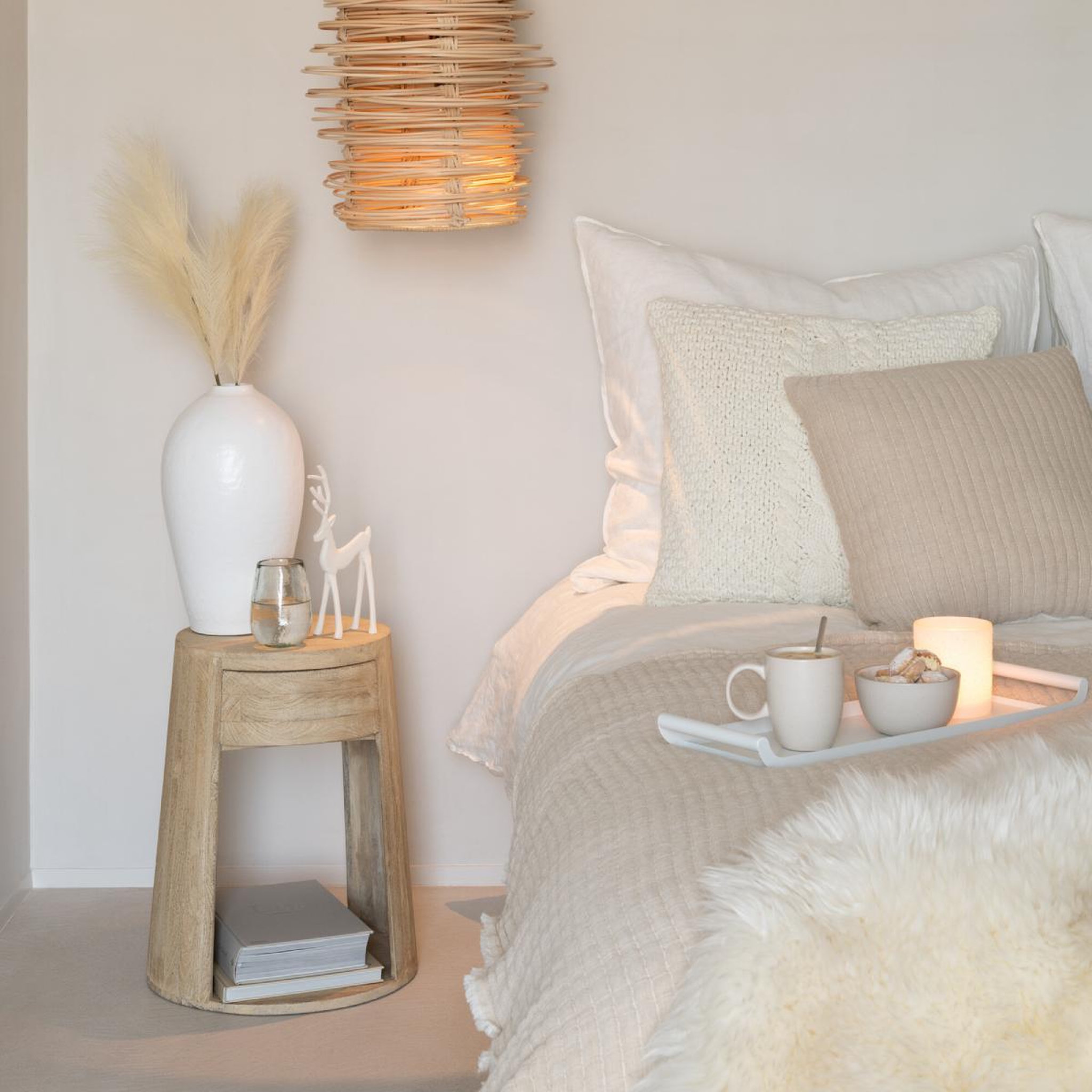 Voir la diapositive 5 : J-LINE Coussin déco lignes  teddy  45x45cm gris